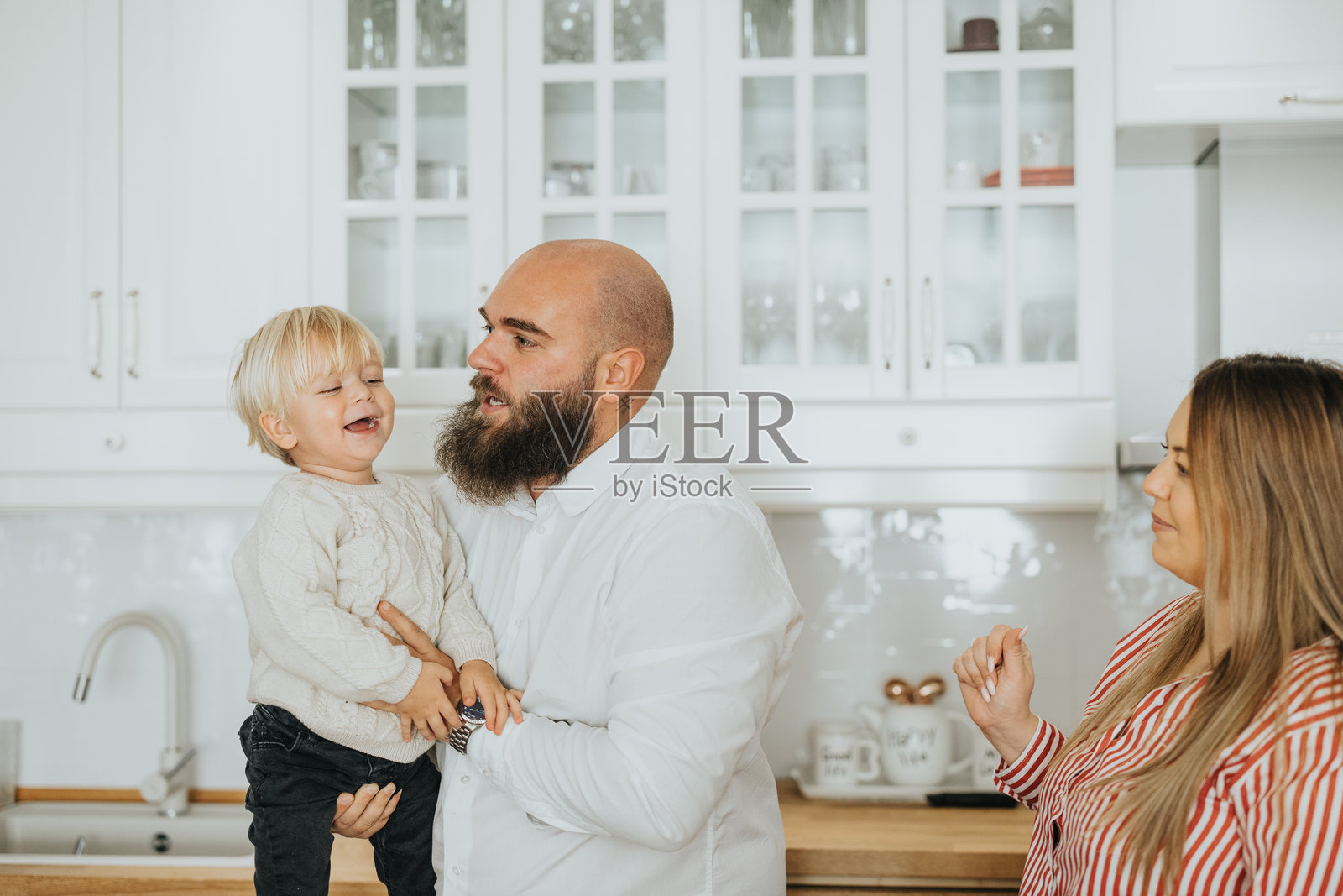 快乐的家庭在家中享受早晨时光照片摄影图片