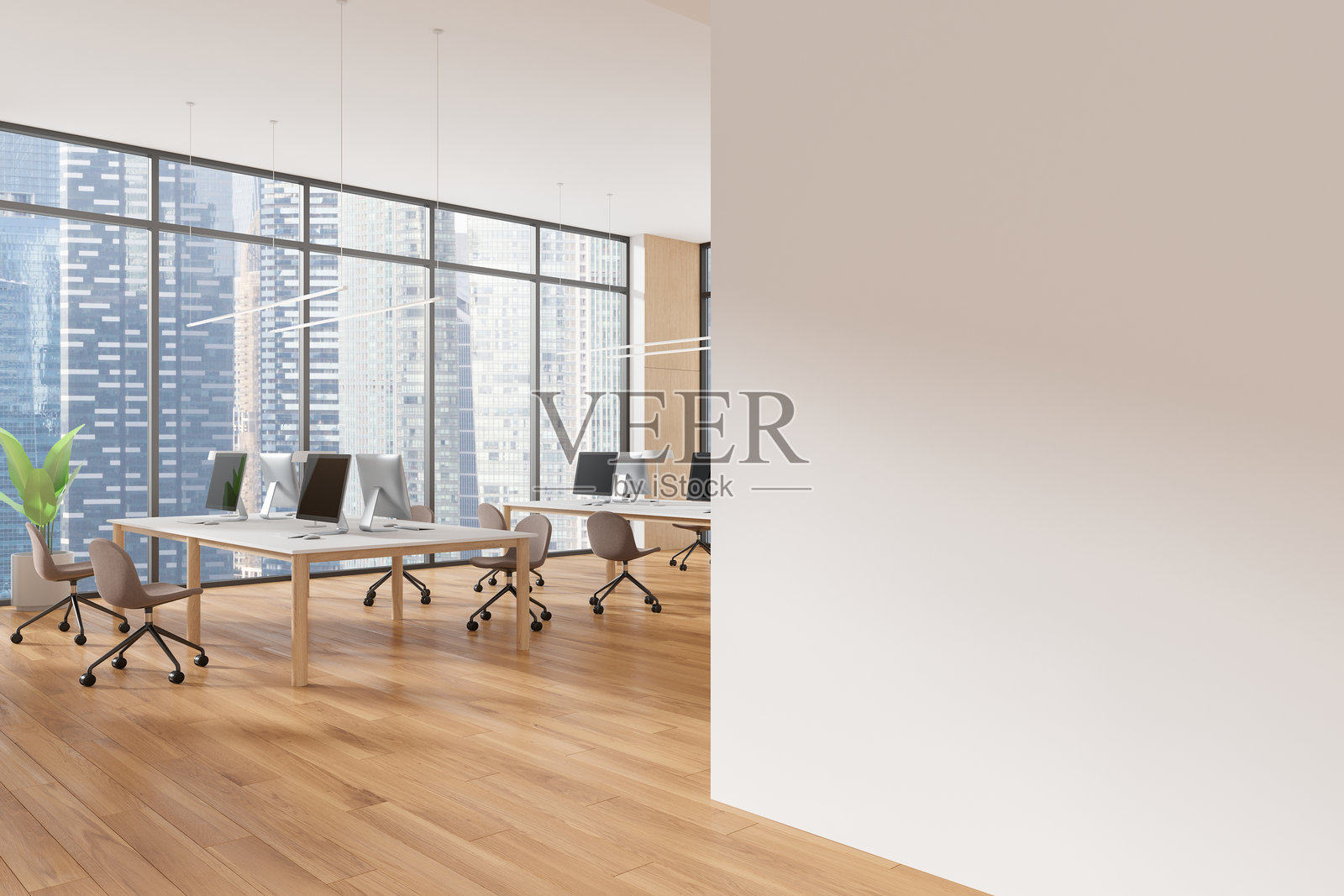宽敞的现代办公室内部,桌上有电脑,墙面空白。木地板,城市景观背景。工作空间设计的概念。3D渲染。照片摄影图片