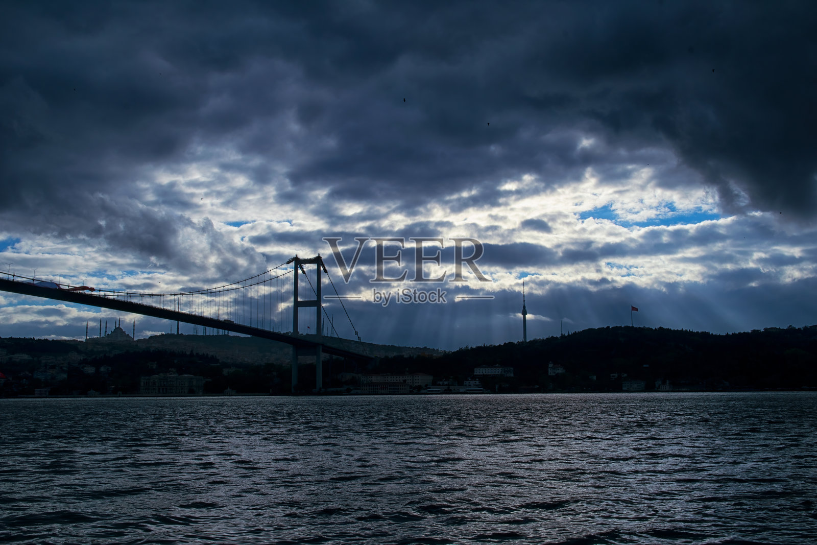 日出时分的七月十五日烈士桥(博斯普鲁斯大桥)和查姆利贾清真寺的景观照片摄影图片