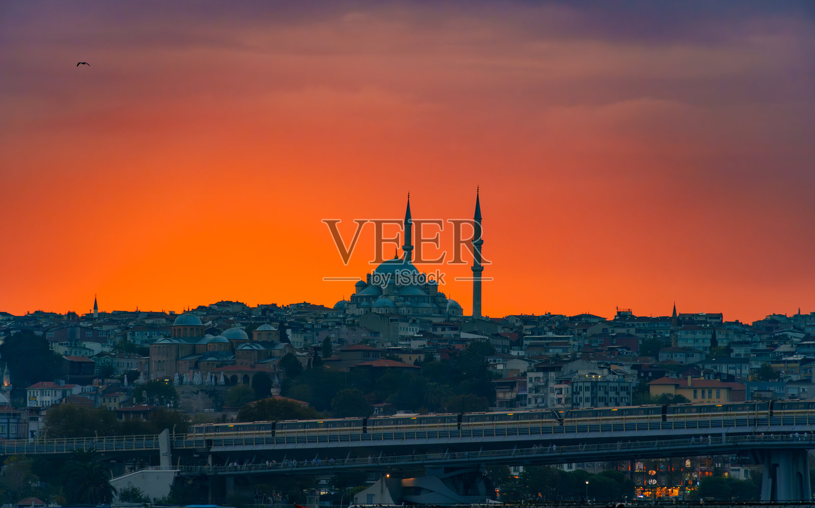 土耳其伊斯坦布尔的城市风景,俯瞰金角湾和城市建筑以及博斯普鲁斯海岸,映衬着日落的天空,是一个受欢迎的旅游目的地。照片摄影图片