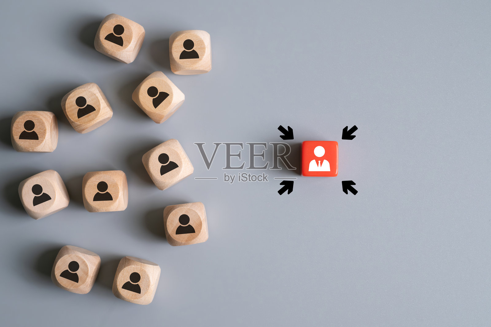 红色立方体上的商业人士图标,聚焦箭头。领导力概念,员工在职业生涯中获得晋升。人力资源寻找有成功职业的优秀人才。照片摄影图片