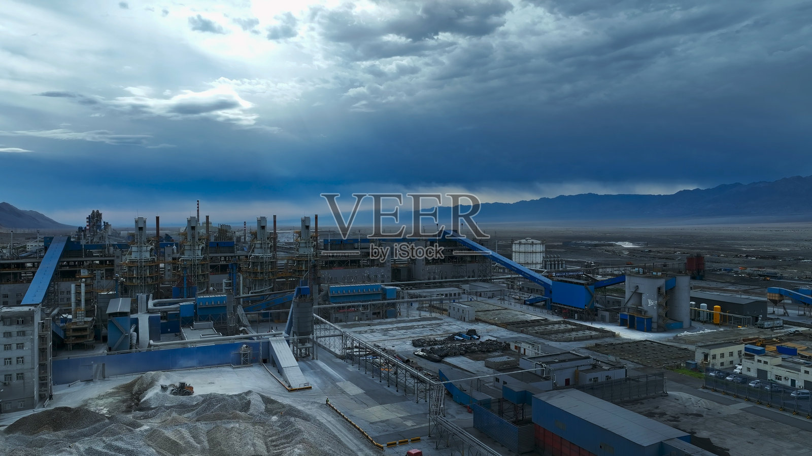 中国新疆吐鲁番市托克逊县阿勒辉镇煤化工工业区照片摄影图片