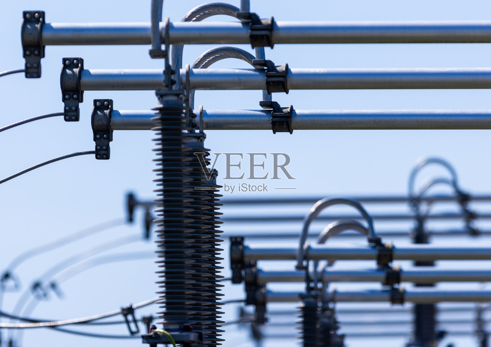 高压输电变电站组件:绝缘子和电气设备以实现高效电力分配照片摄影图片