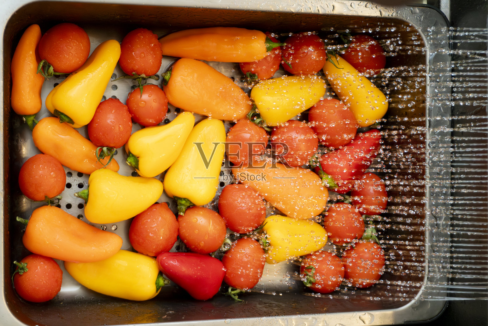 厨房水槽中清洗的新鲜水果和蔬菜照片摄影图片