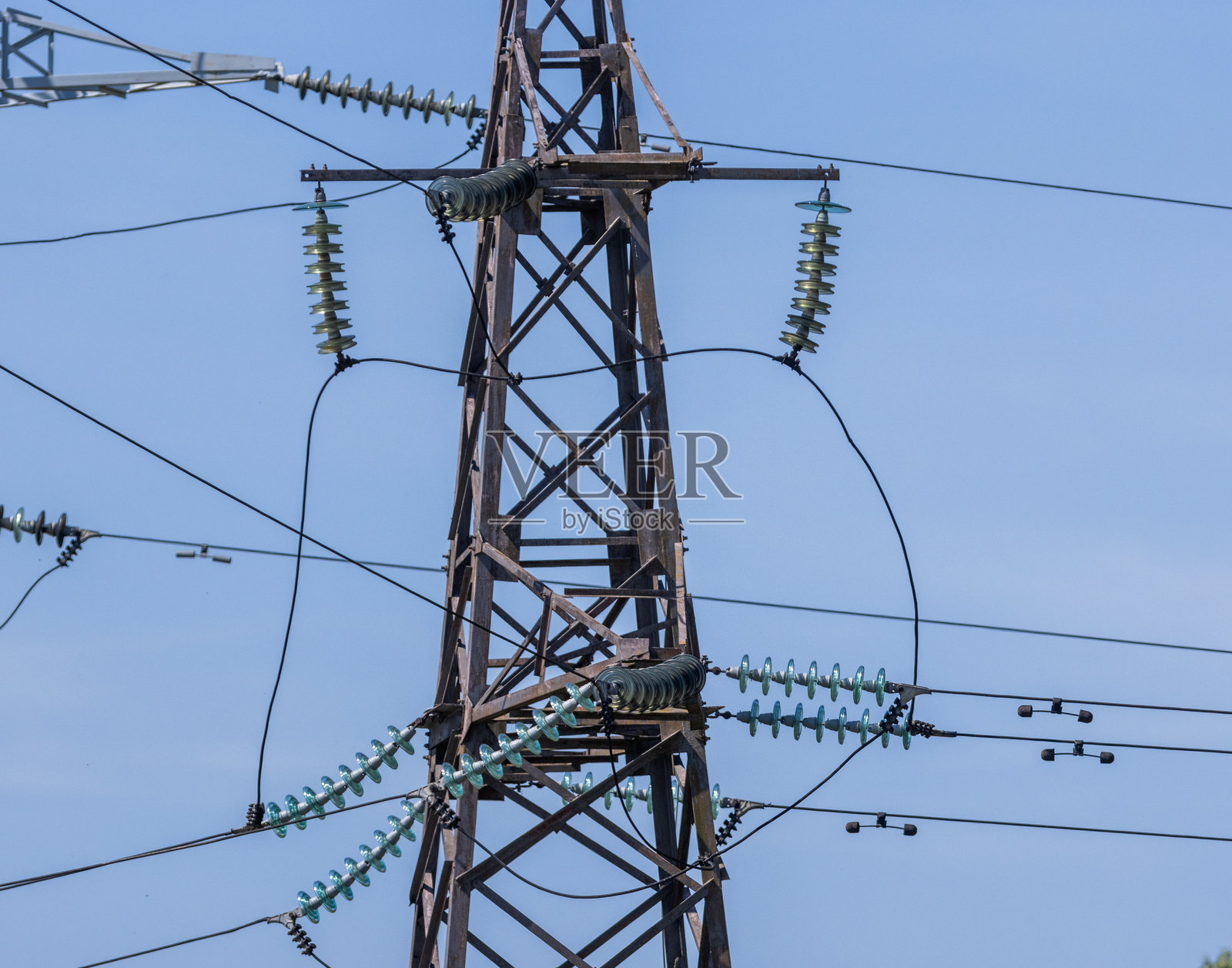 高压输电变电站组件:绝缘子和电气设备以实现高效电力分配照片摄影图片