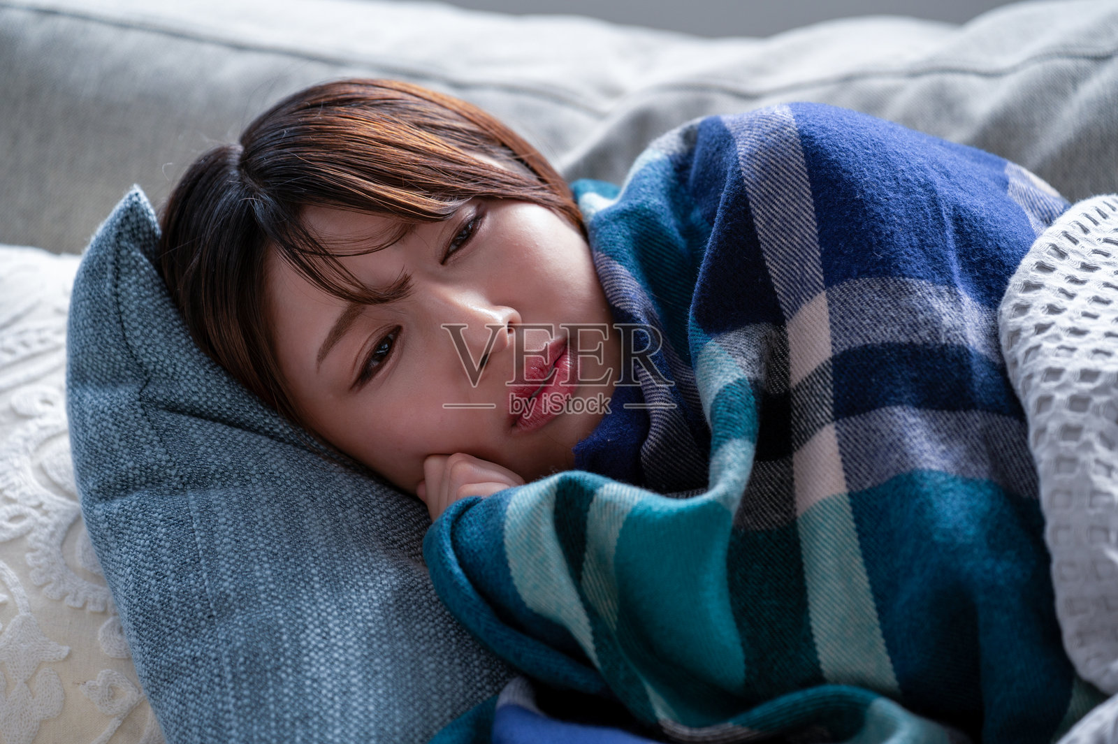 一位因健康不佳而感到寒冷的日本女性照片摄影图片