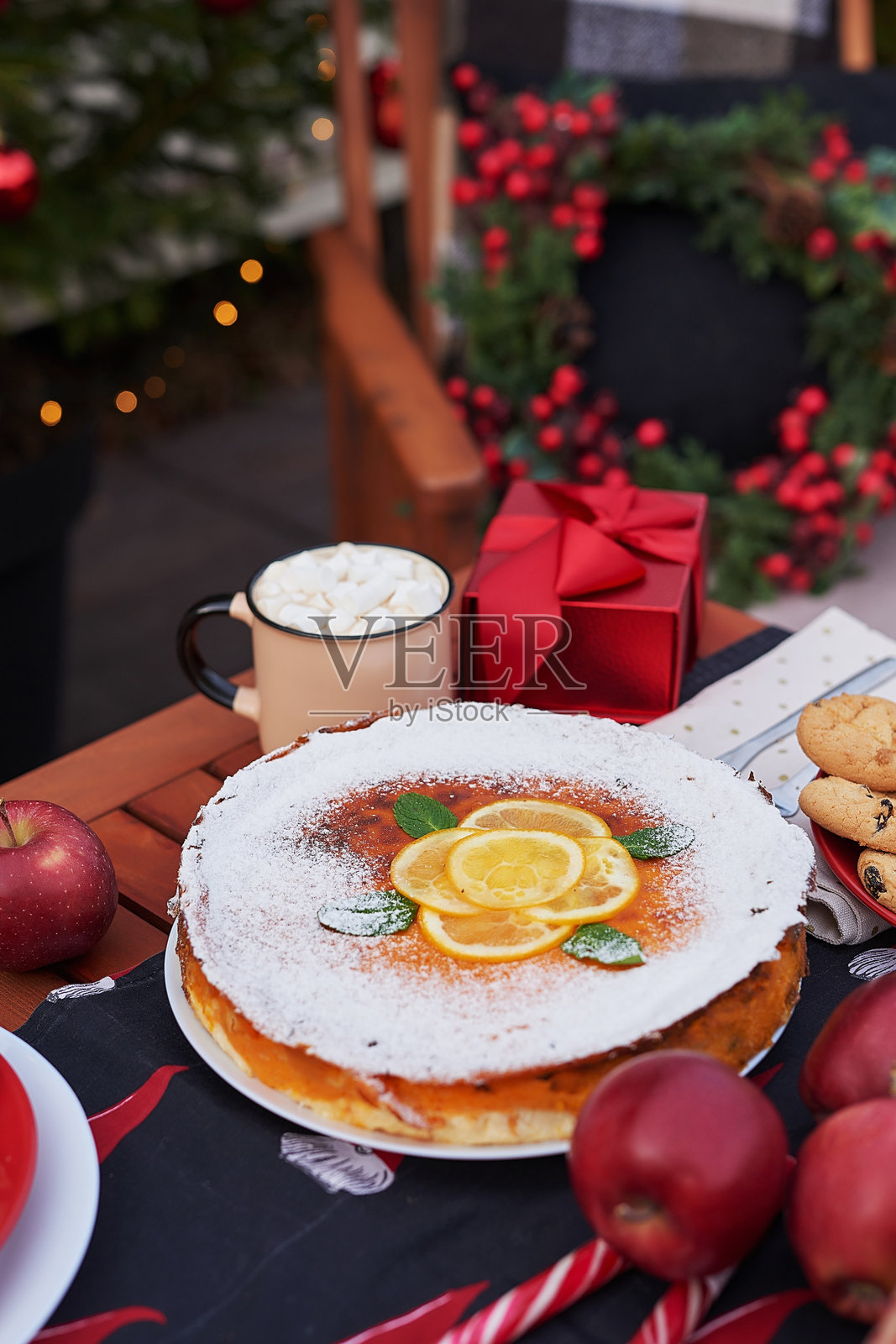 圣诞派、带棉花糖的可可和桌子。背景是圣诞树。厢式货车、移动房屋、露台。新年庆祝活动。冬季假期。圣诞早晨。照片摄影图片