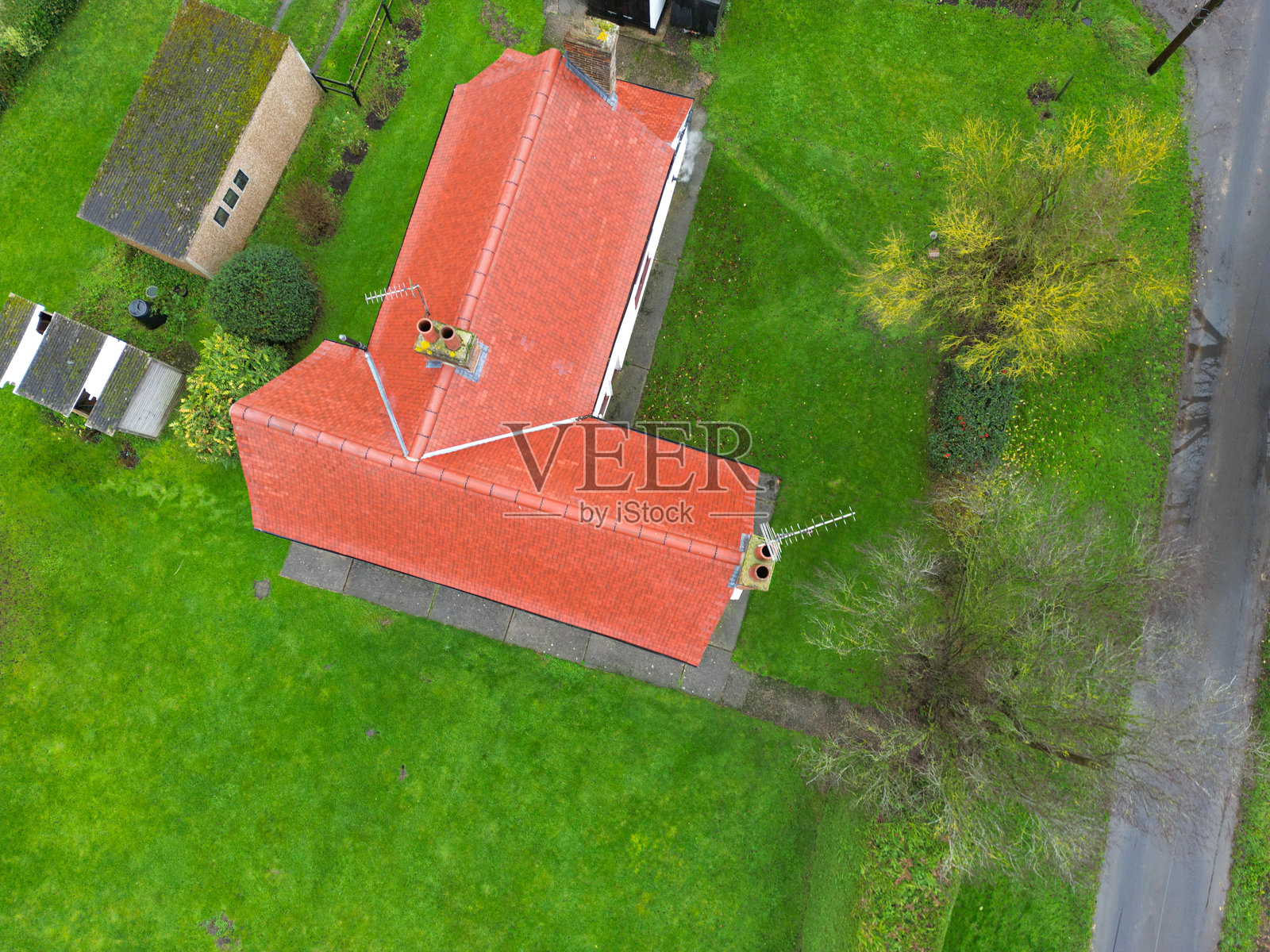 英国一座古老农舍的新屋顶和瓦片。照片摄影图片