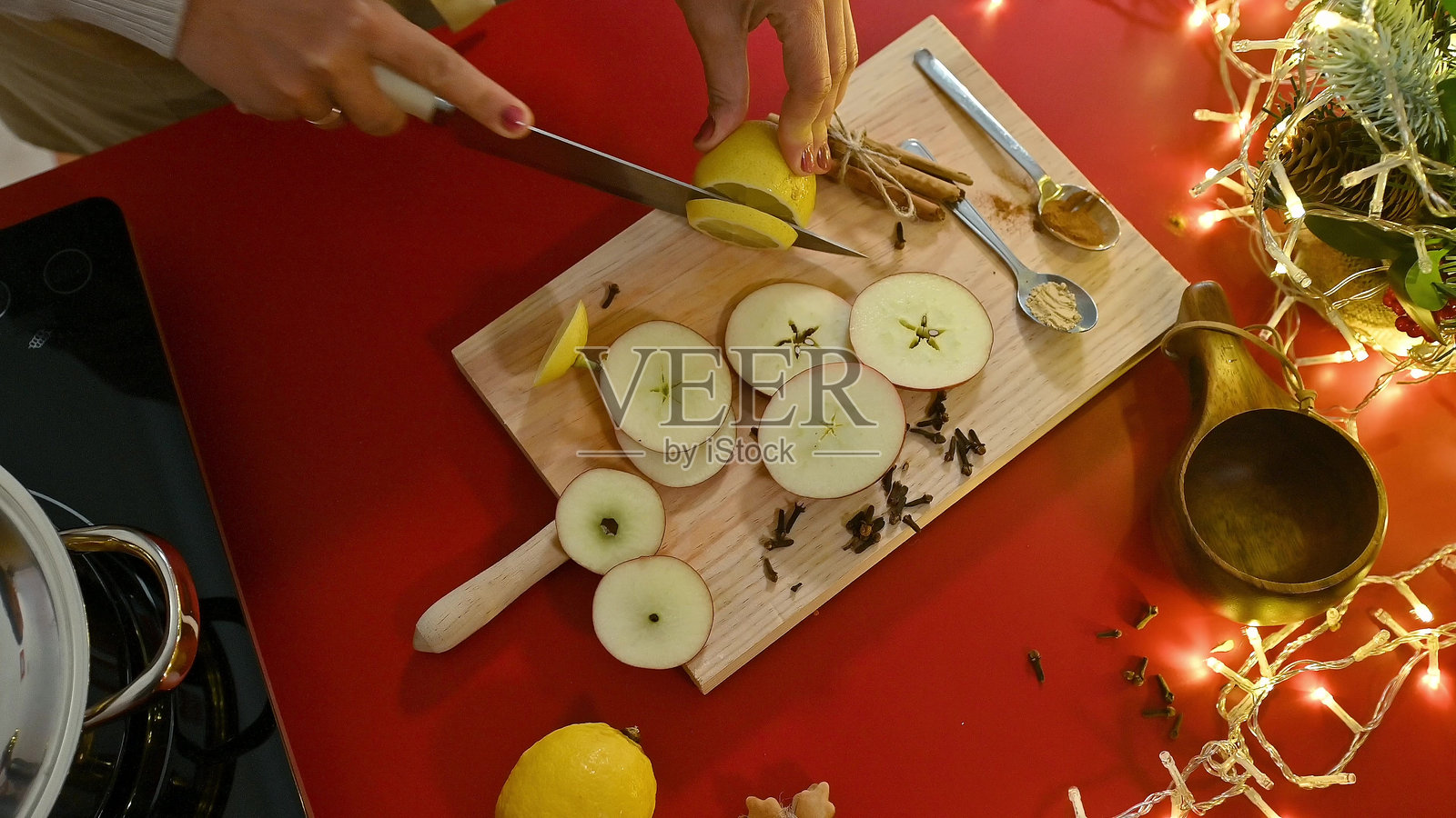 为节日夜晚准备节日香料红酒的配料照片摄影图片