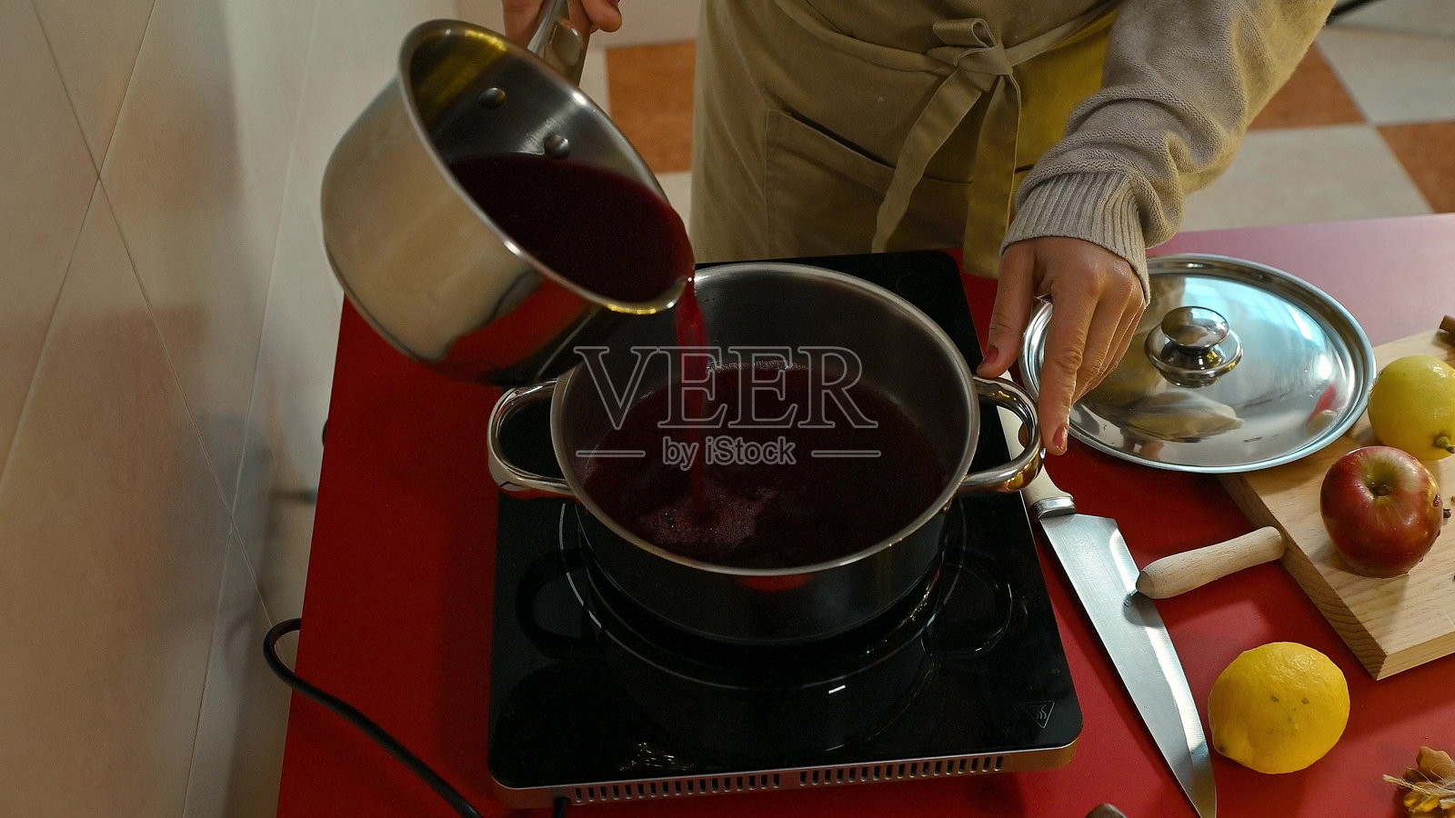 将热红酒倒入锅中准备烹饪照片摄影图片