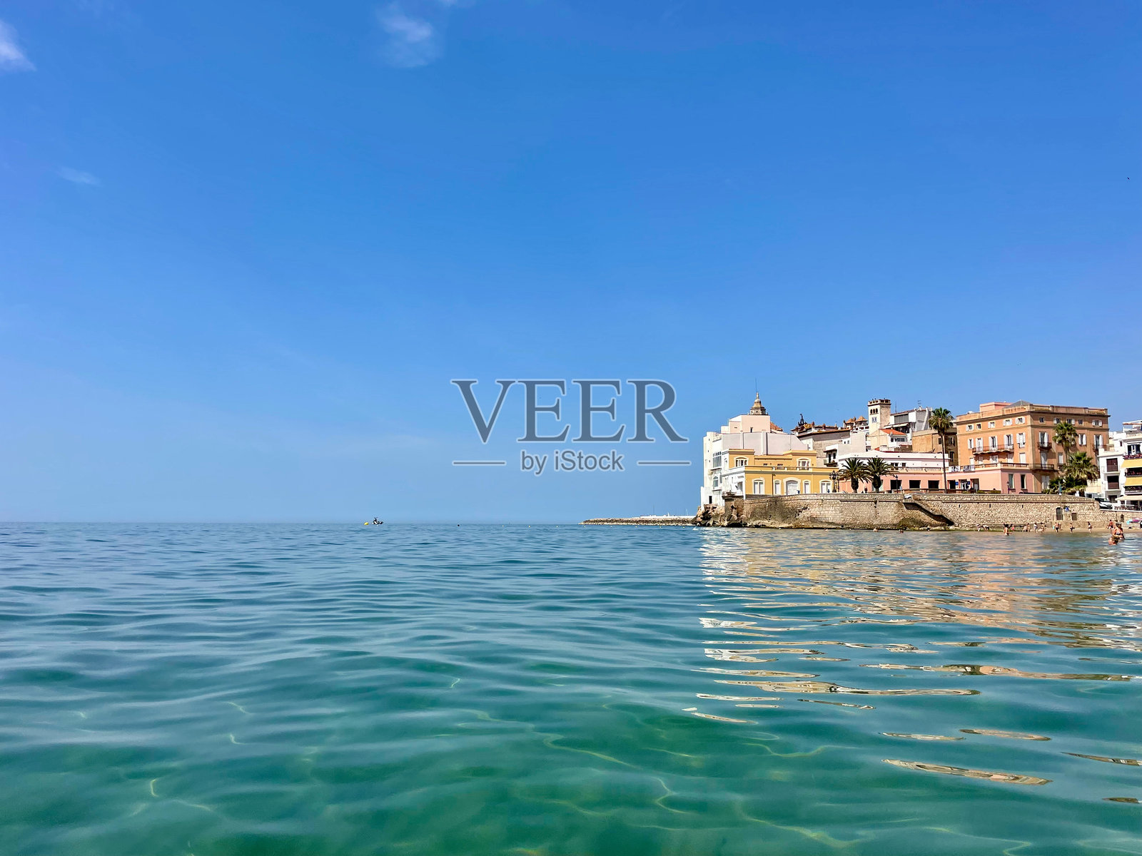 西班牙西切斯海滨小镇在晴朗天空下的如画景色照片摄影图片