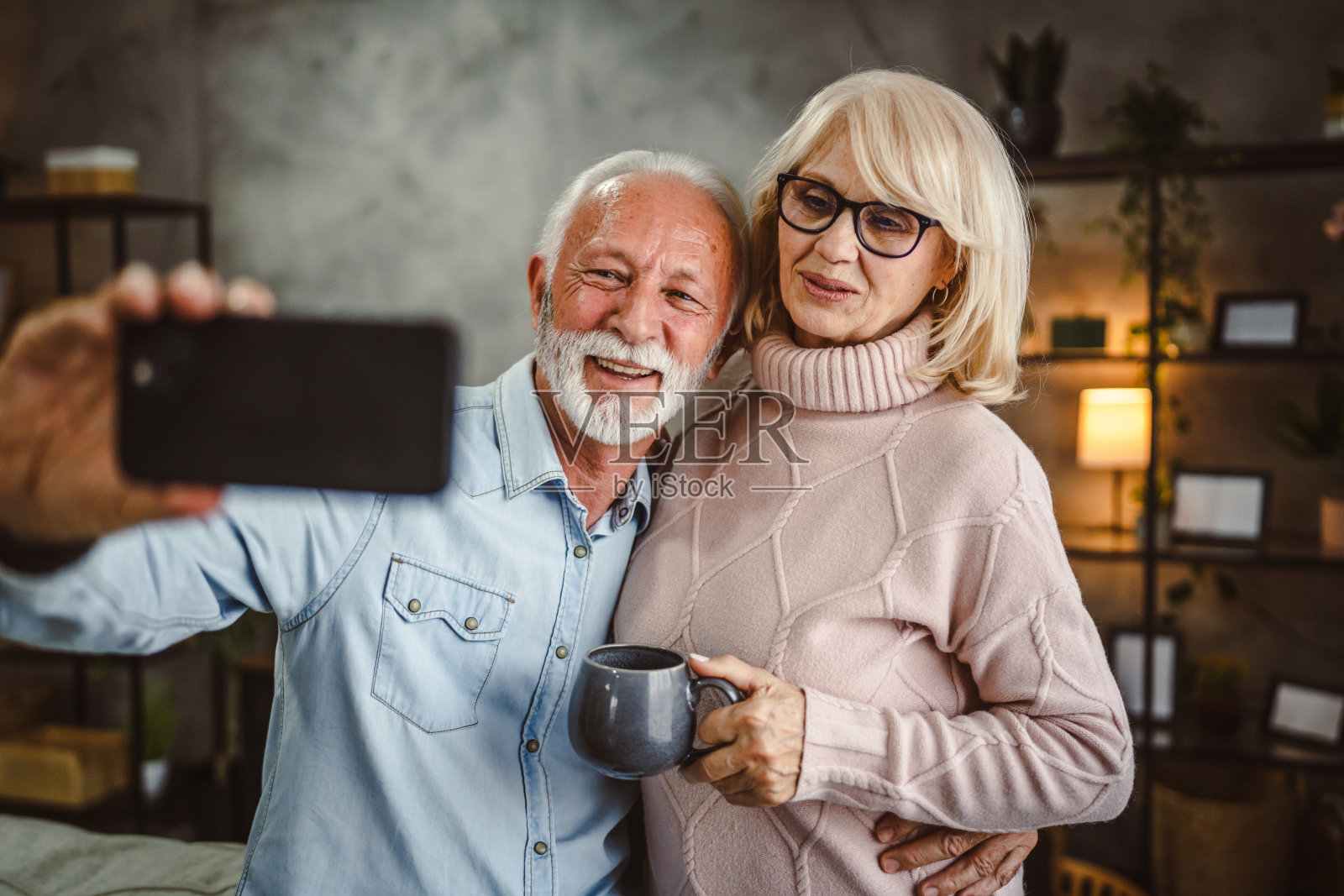 老年夫妇在手机上自拍照片摄影图片