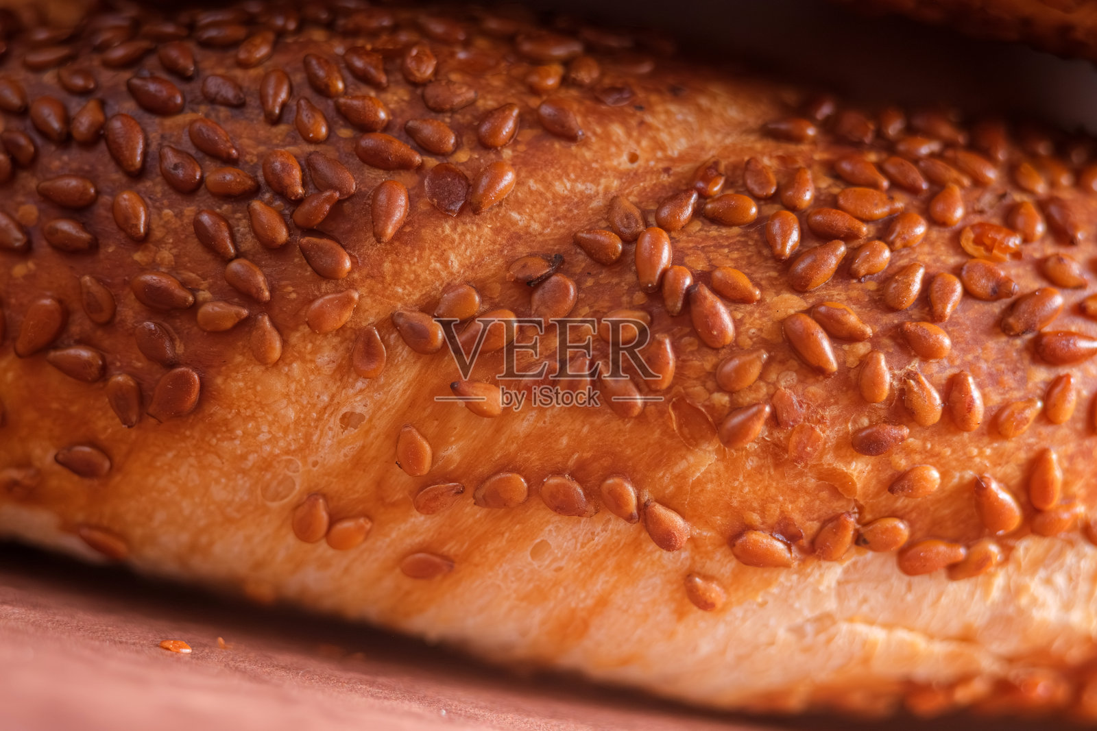 特写镜头展示新鲜出炉的西米特面包的纹理和细节。照片摄影图片