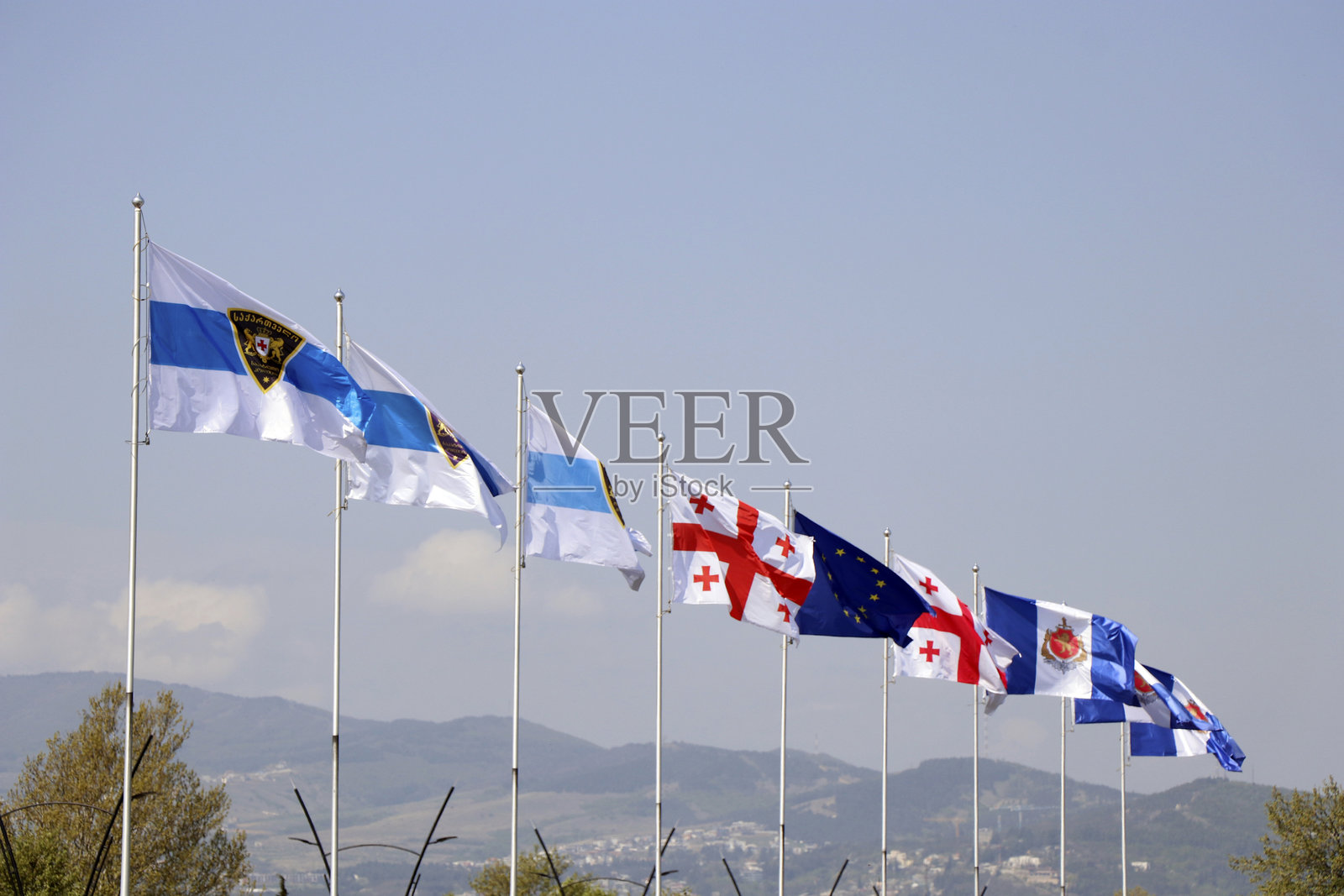 格鲁吉亚国旗、欧盟国旗和警察巡逻旗在第比利斯并排展示照片摄影图片