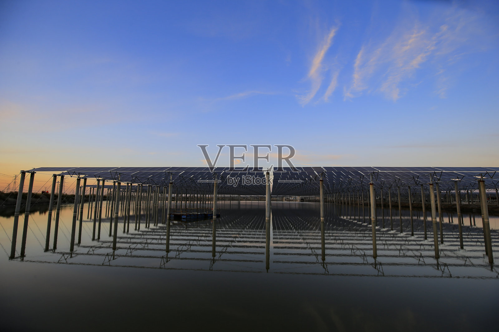 太阳能光伏板和太阳能光伏发电系统照片摄影图片