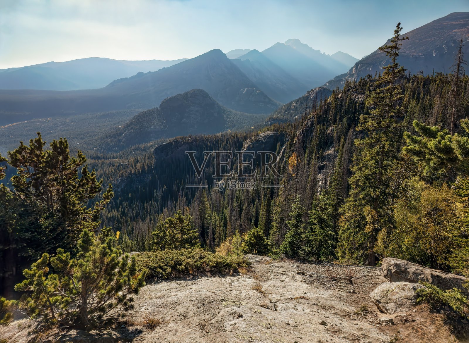 美国科罗拉多州洛基山国家公园埃斯特斯公园的海亚哈湖徒步小径风景。照片摄影图片