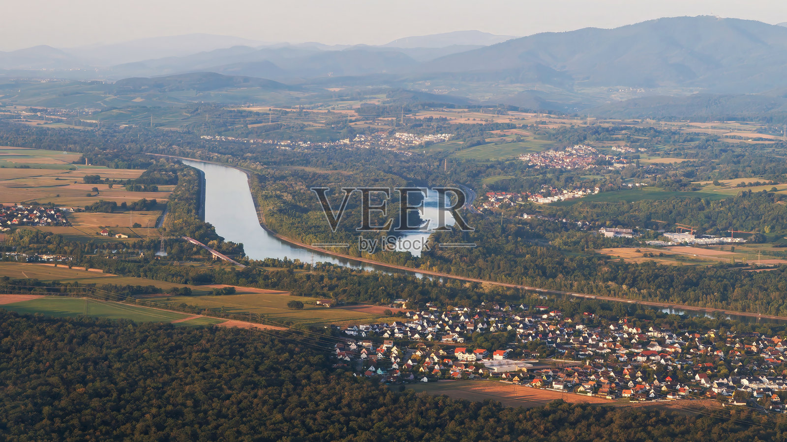 蜿蜒河流穿过山谷和村庄的美丽空中视角照片摄影图片