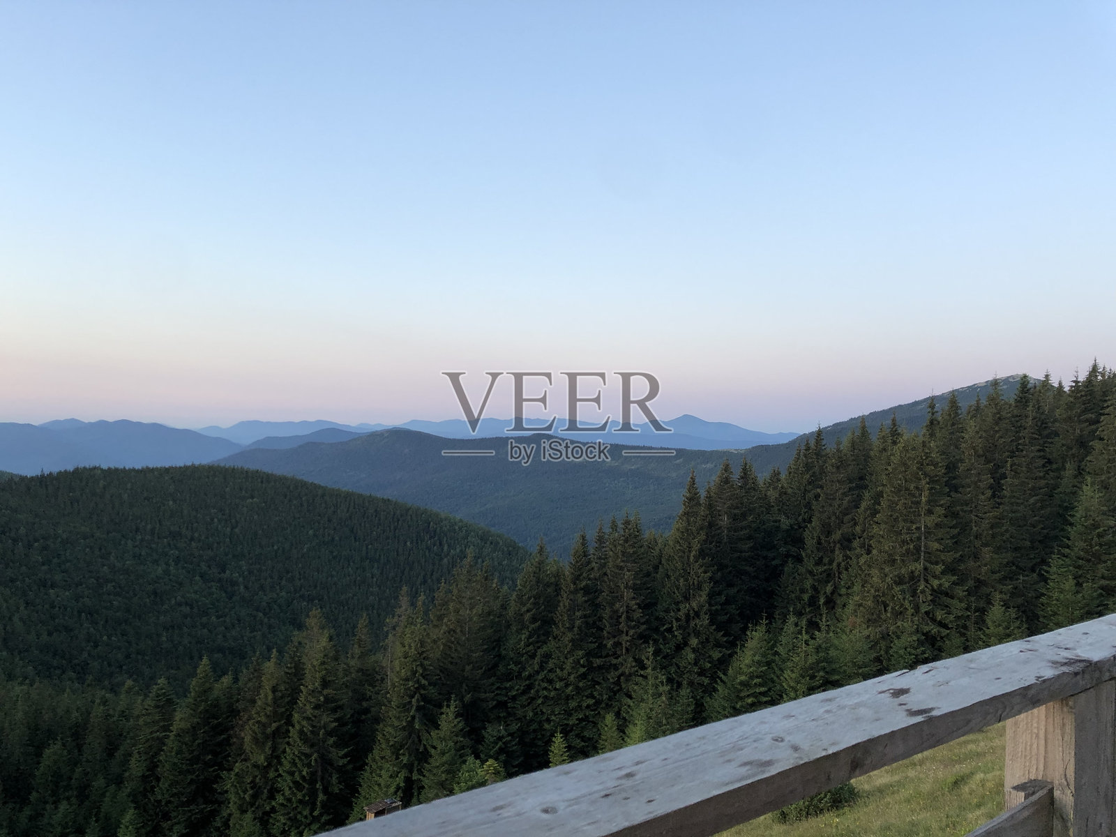 乌克兰的山脉、蓝天和森林照片摄影图片