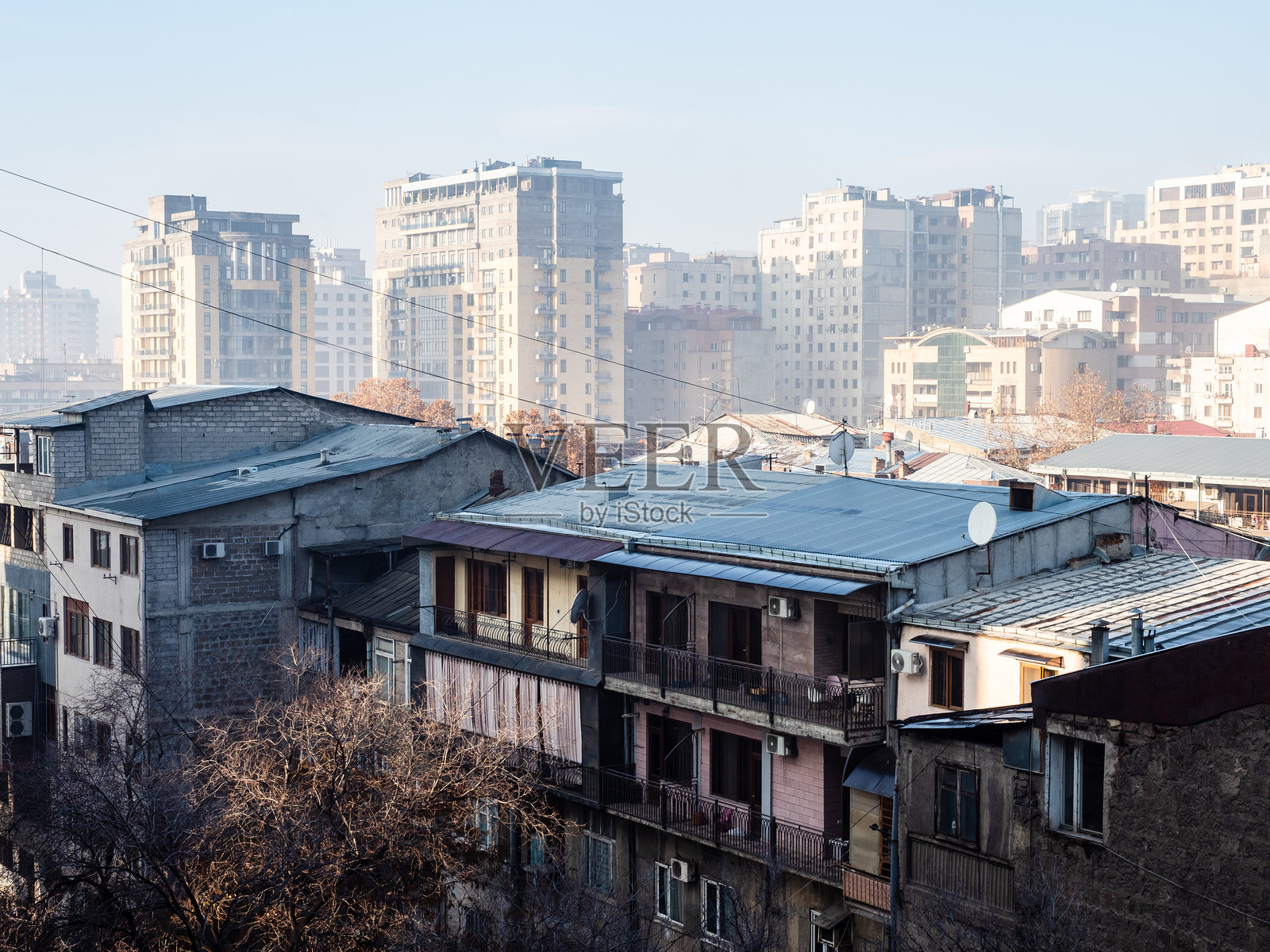 埃里温市的公寓楼在雾霾中照片摄影图片