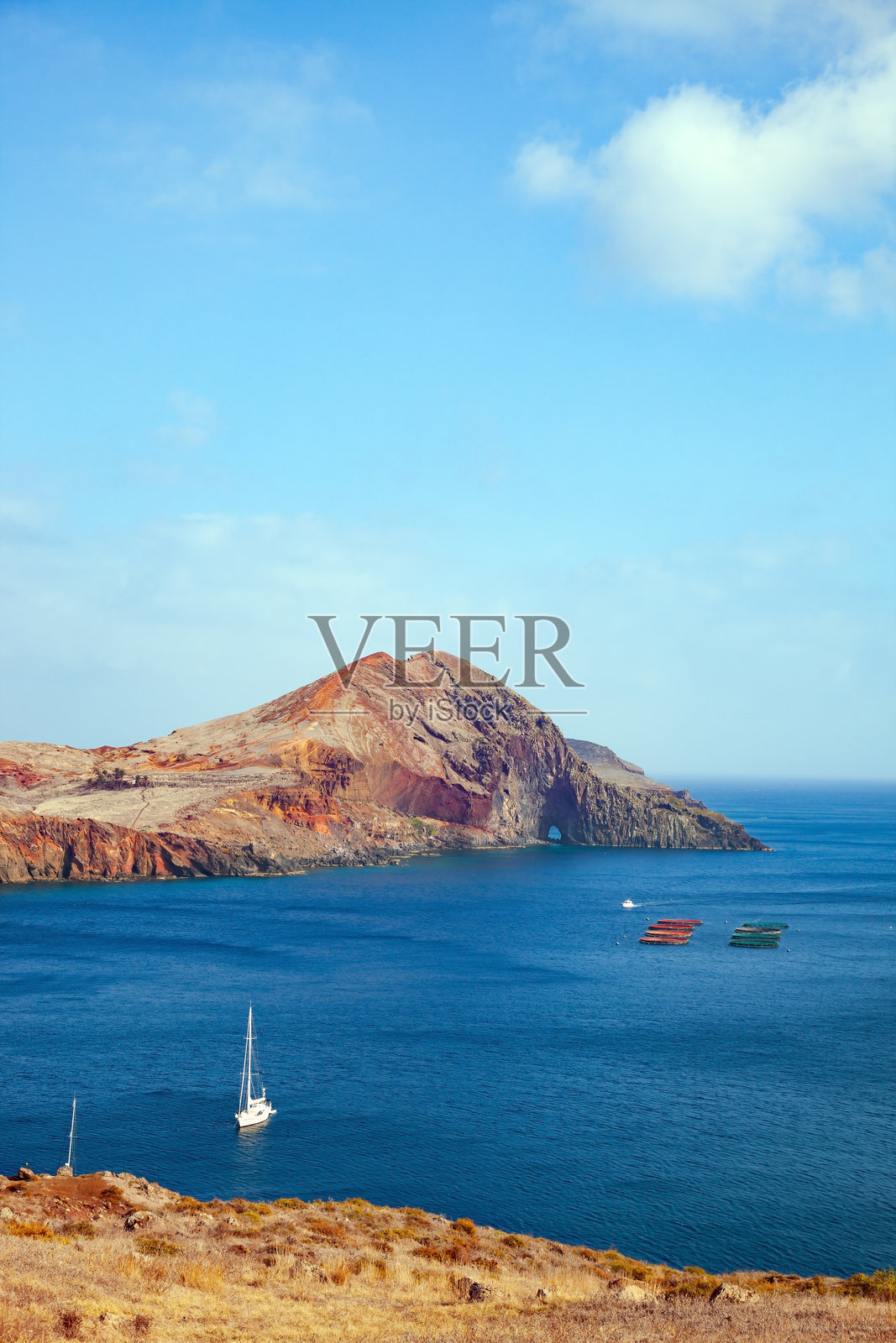 白色游艇在宁静的海湾航行照片摄影图片