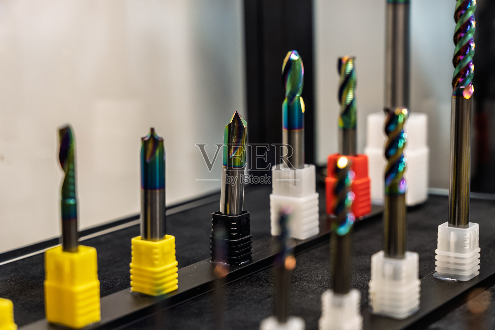 数控机床用的铣刀。平头或方头实心硬质合金铣刀工具。用于数控车床和铣床的切削工具。车床和铣床的加工工具。照片摄影图片