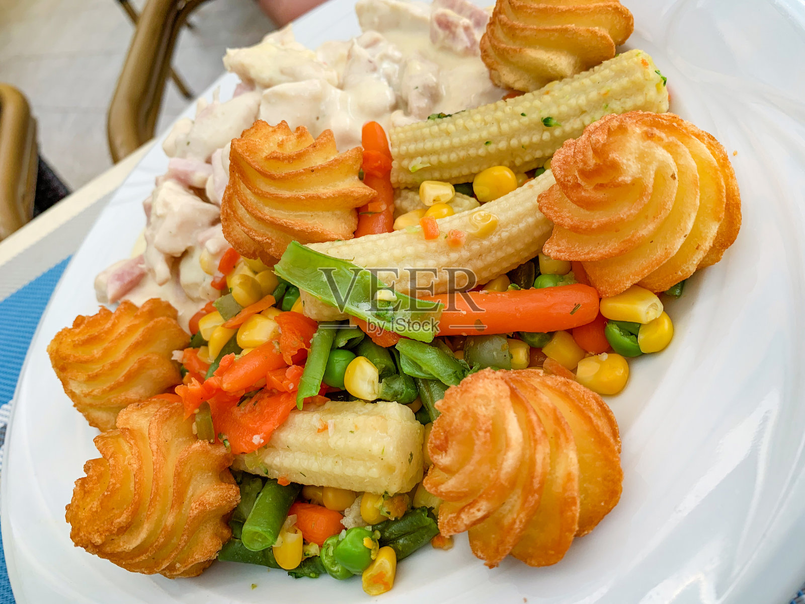 奶油酱中的火鸡块。照片摄影图片