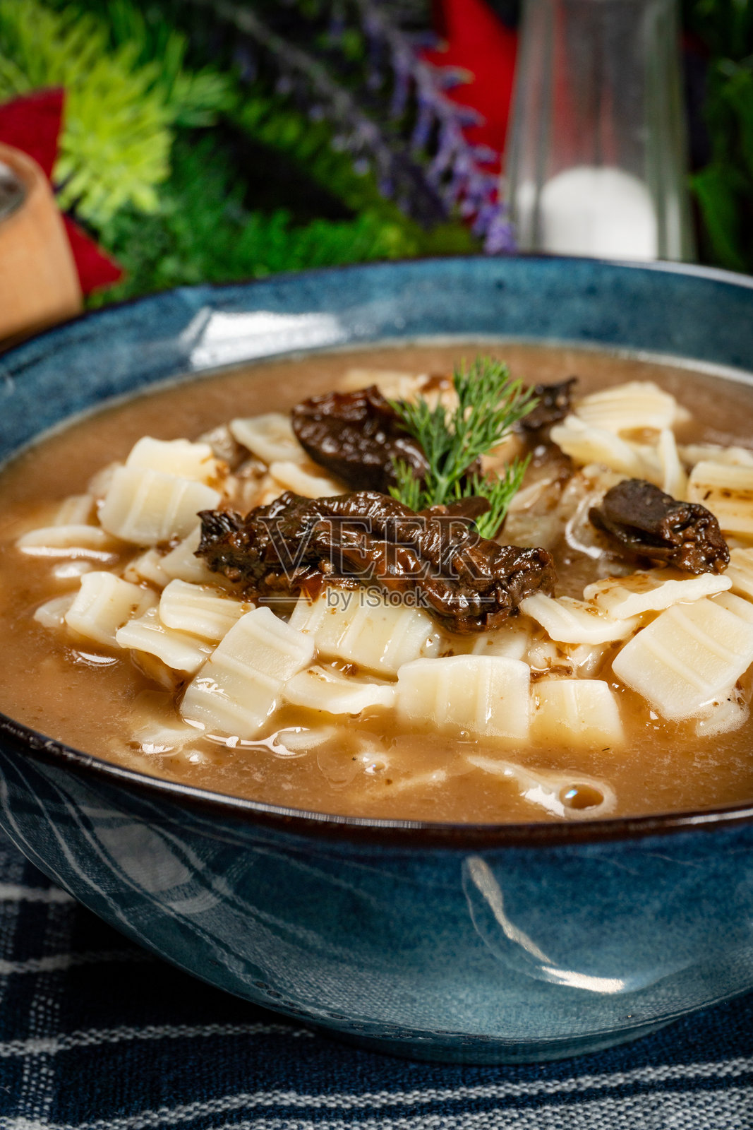 蘑菇面条汤。照片摄影图片