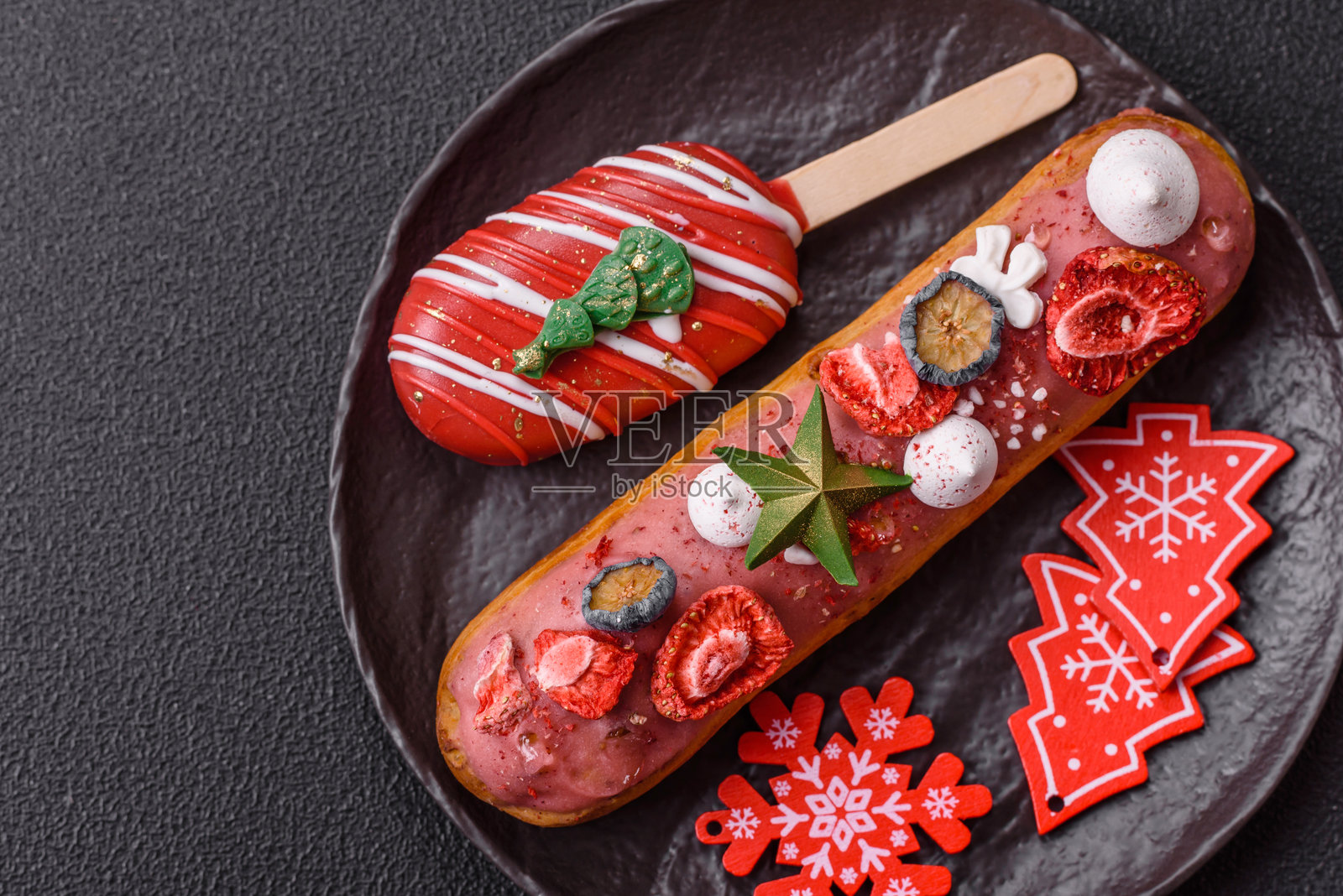 圣诞节装饰的巧克力夹心甜点泡芙照片摄影图片