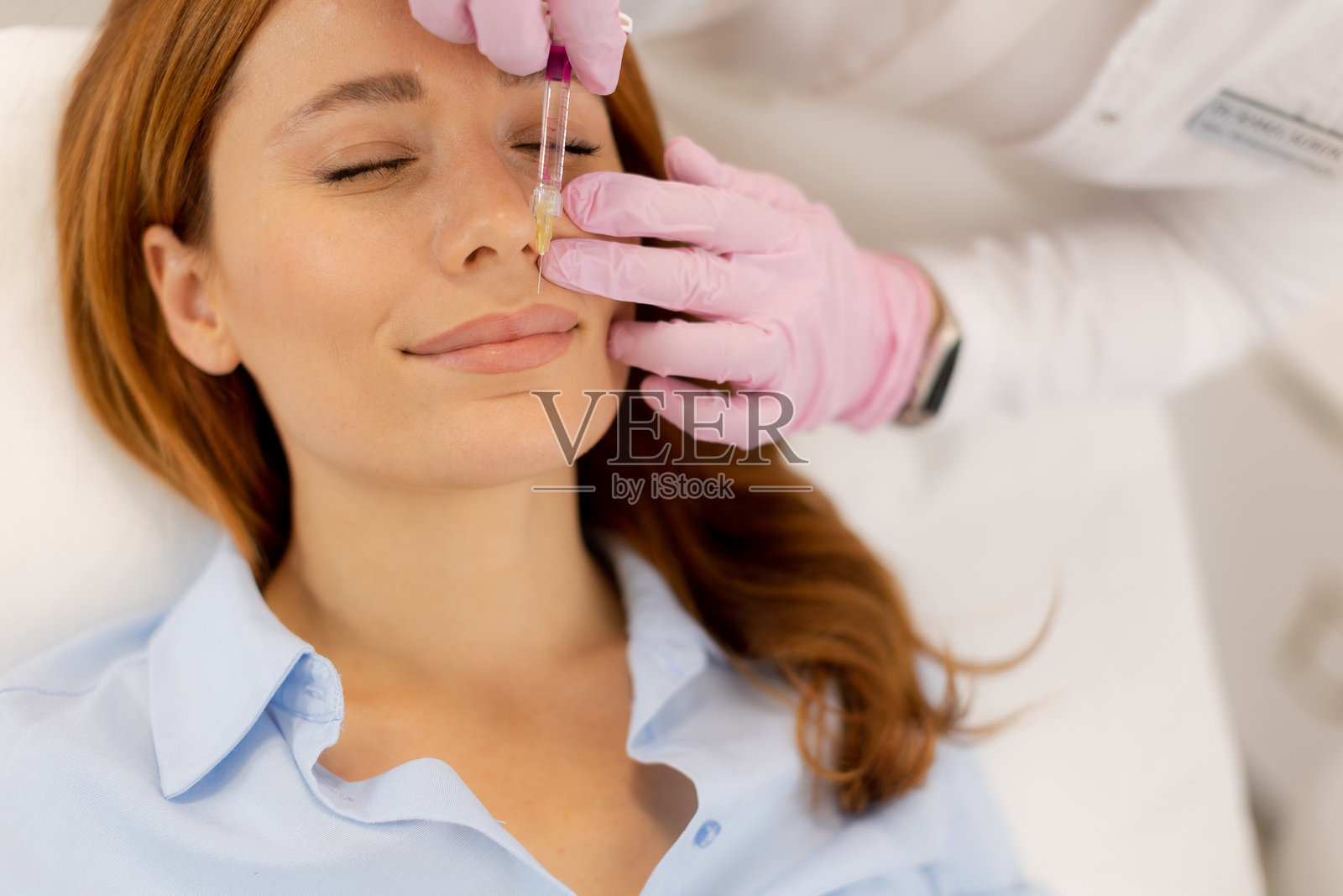 美容诊所的放松护肤疗程,专注于面部焕肤,打造光彩照人的肤色照片摄影图片