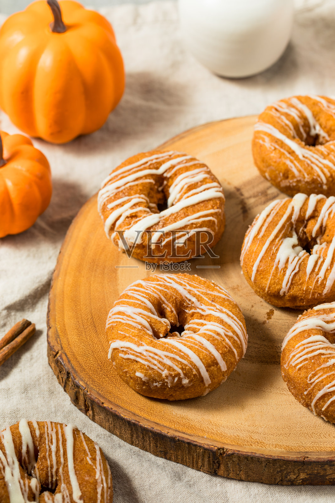 自制甜南瓜香料甜甜圈照片摄影图片