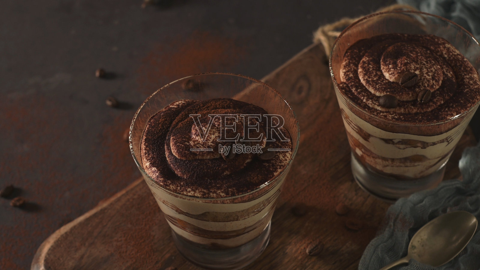 杯装提拉米苏甜点照片摄影图片