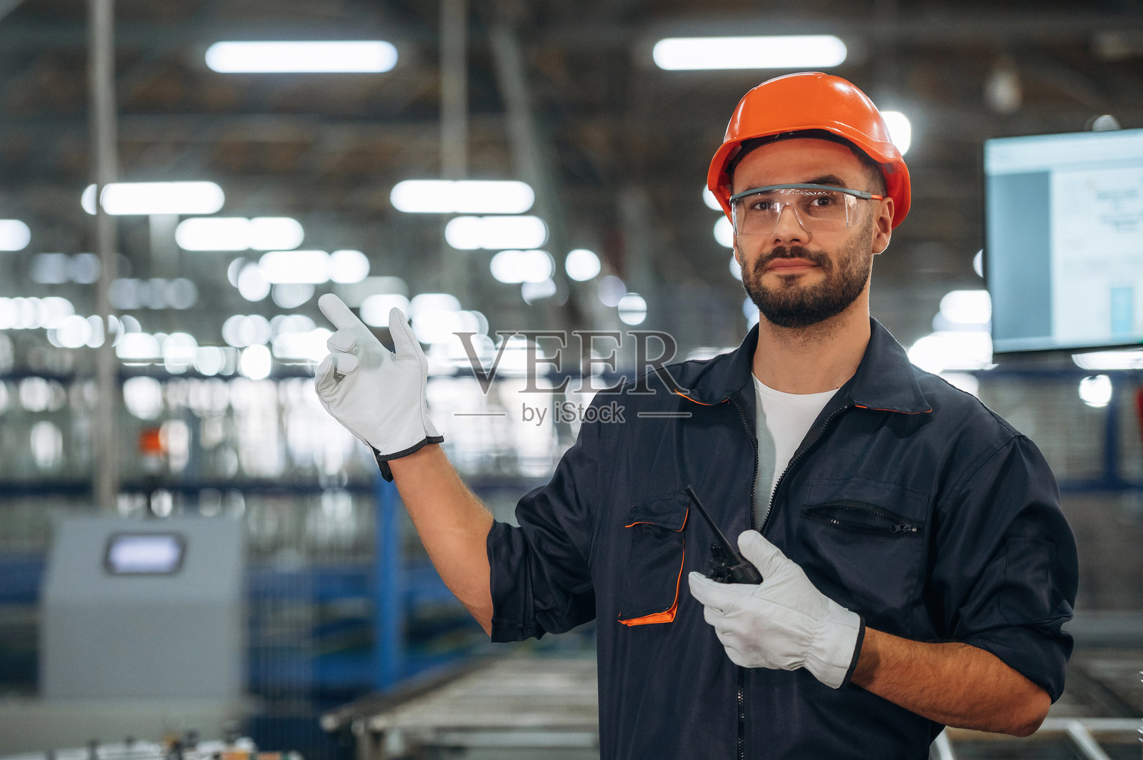 留白,手部展示。男子在现代工厂工作。照片摄影图片