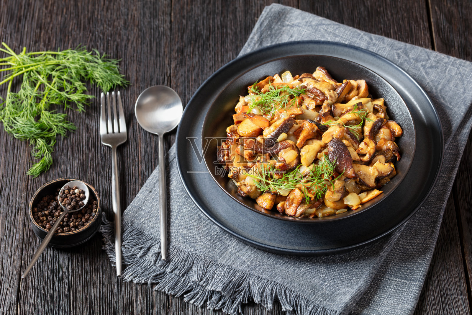 碗中盛放着炸制的野生蘑菇混合物照片摄影图片