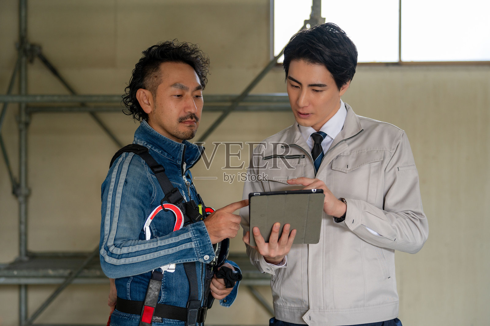 一位穿着工作服的日本男性参加会议照片摄影图片