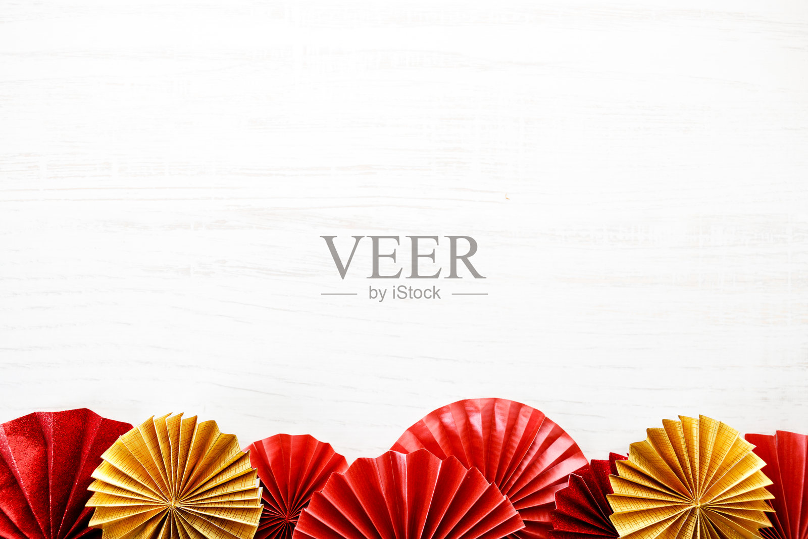 中国新年节日装饰与红色折扇。照片摄影图片