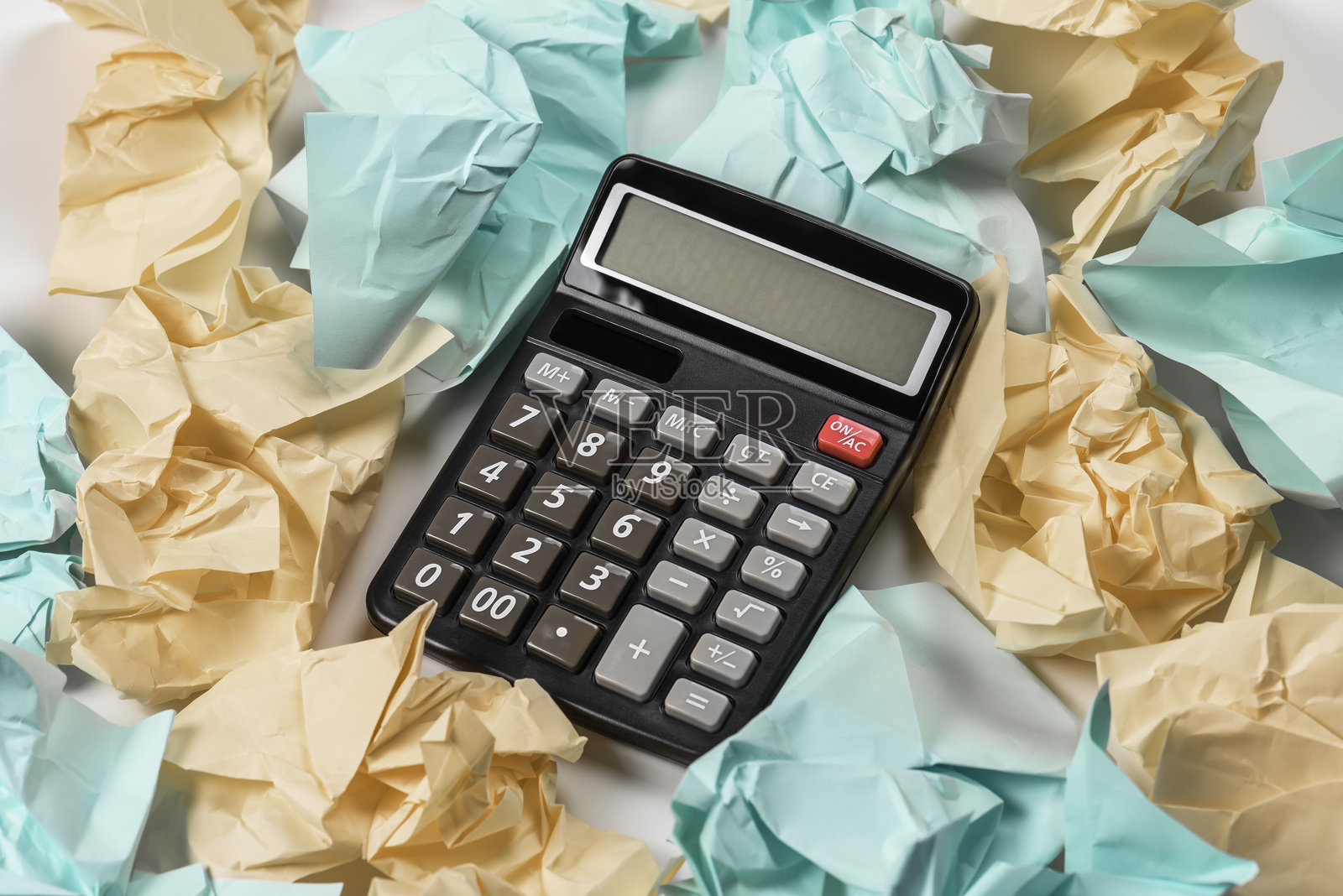 带有彩色薄荷纸的桌面计算器。照片摄影图片