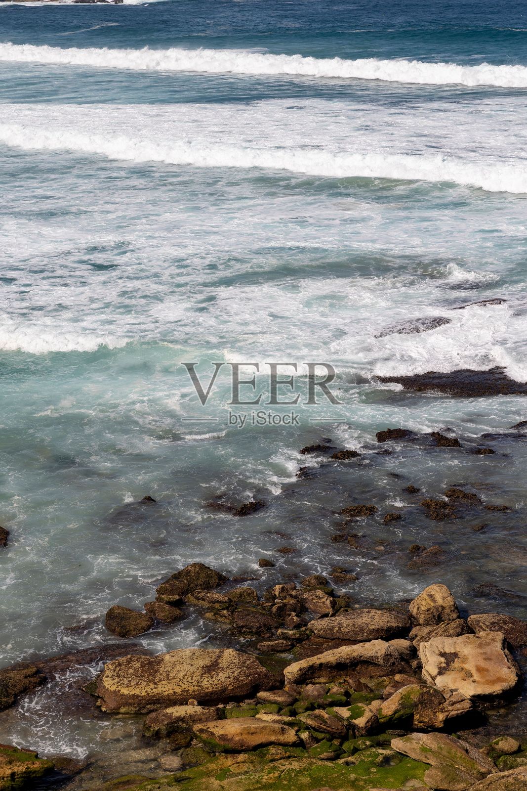 海岸波浪与岩石海岸线照片摄影图片