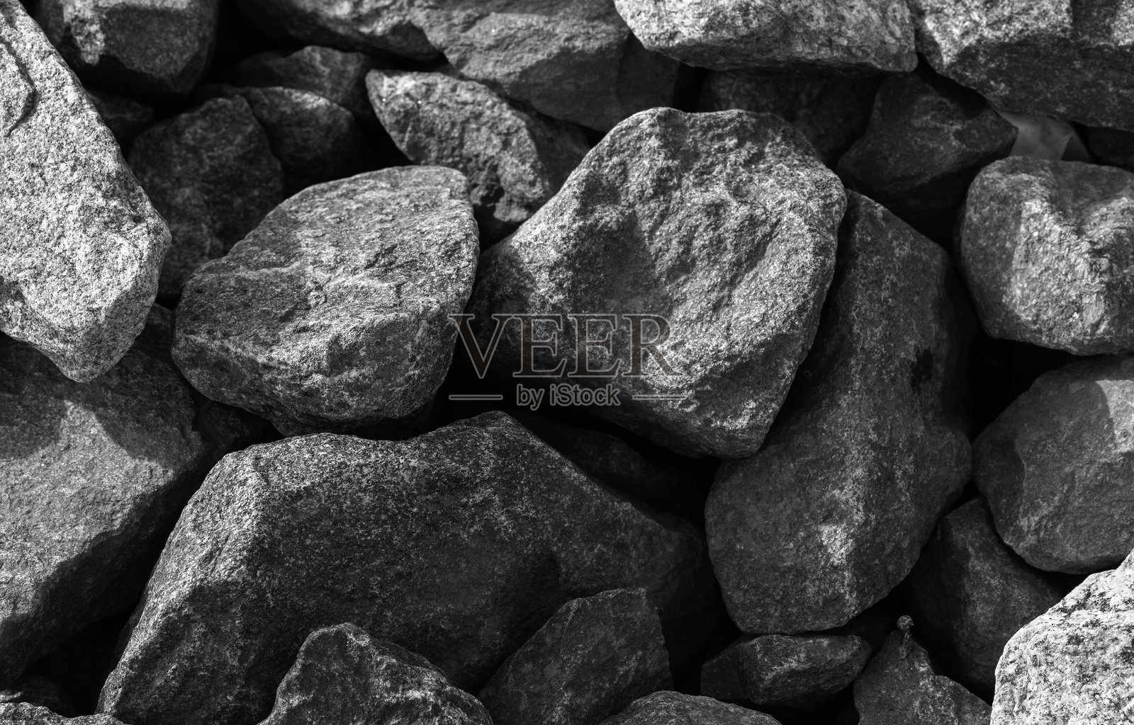 路边覆盖着黑色石头的地面照片摄影图片