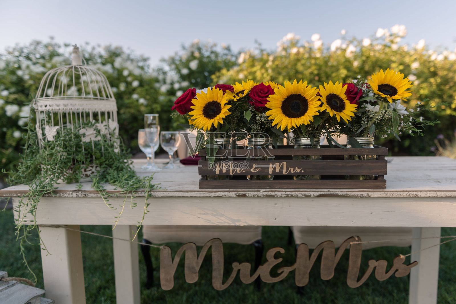 乡村风格的婚礼桌饰,搭配向日葵和玫瑰。照片摄影图片