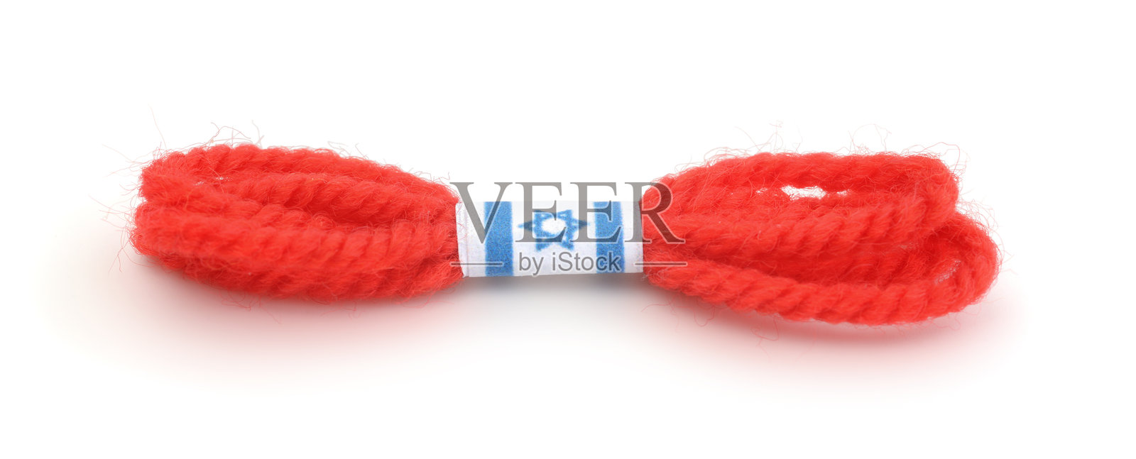 白色背景上的红线手链。照片摄影图片