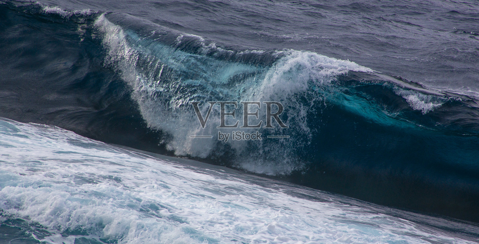 奄美大岛海上的春季风暴照片摄影图片