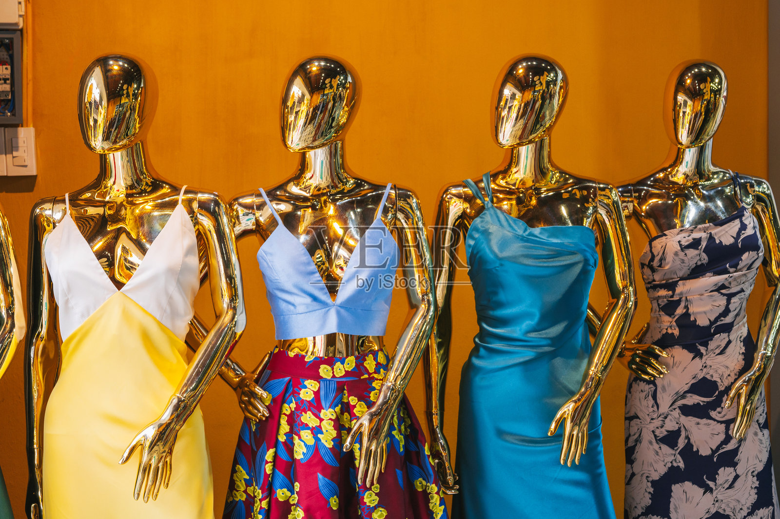 街上展示在模特上的女性晚礼服。照片摄影图片