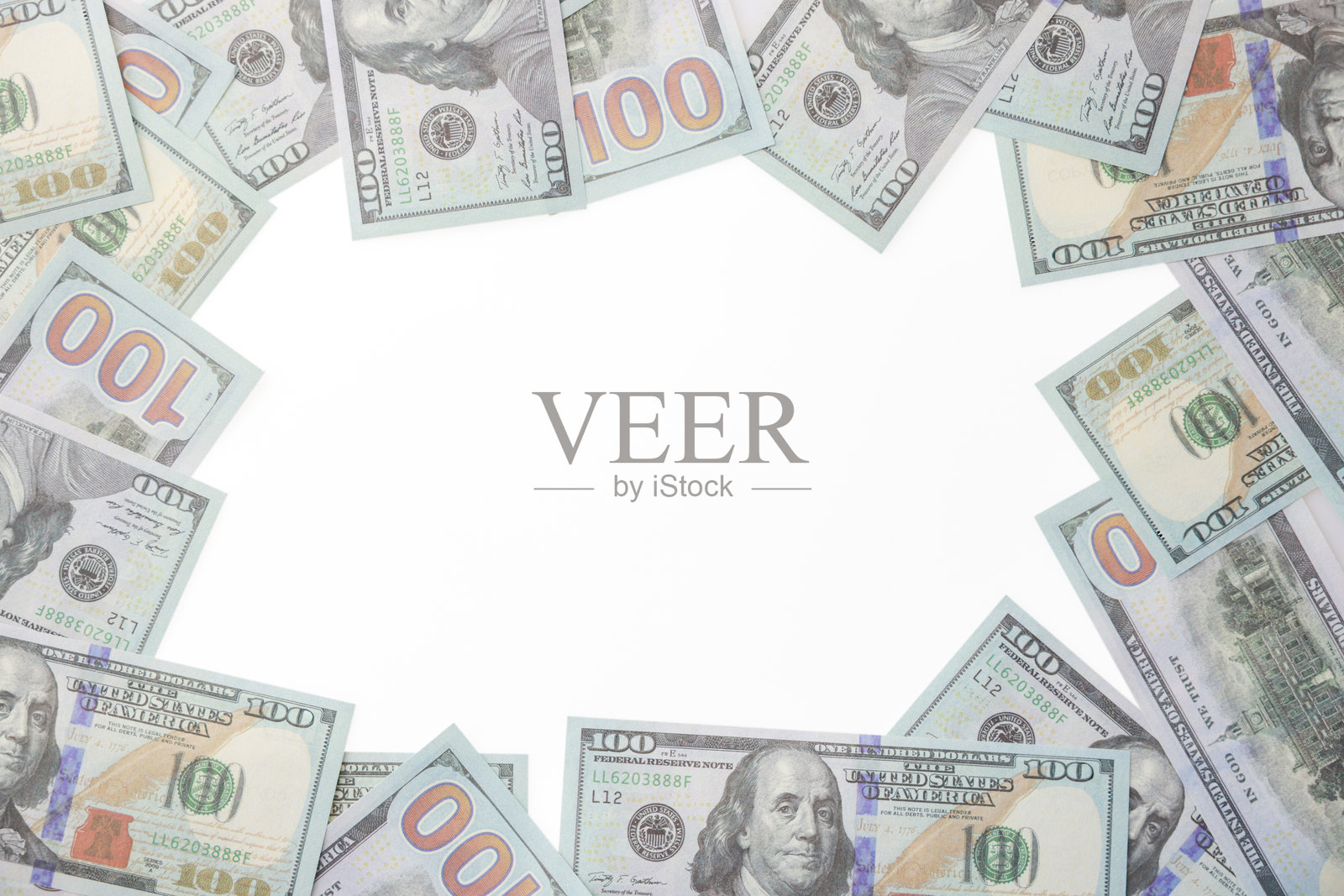 特写的100美元纸币在白色背景上。美国金融的钞票堆。银行、现金、储蓄、法定货币概念,100美元。钱的模型。照片摄影图片