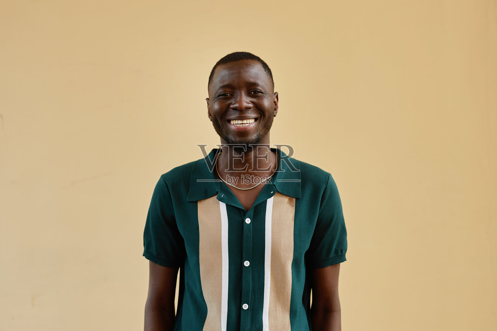 快乐地对着镜头微笑的黑人男子照片摄影图片