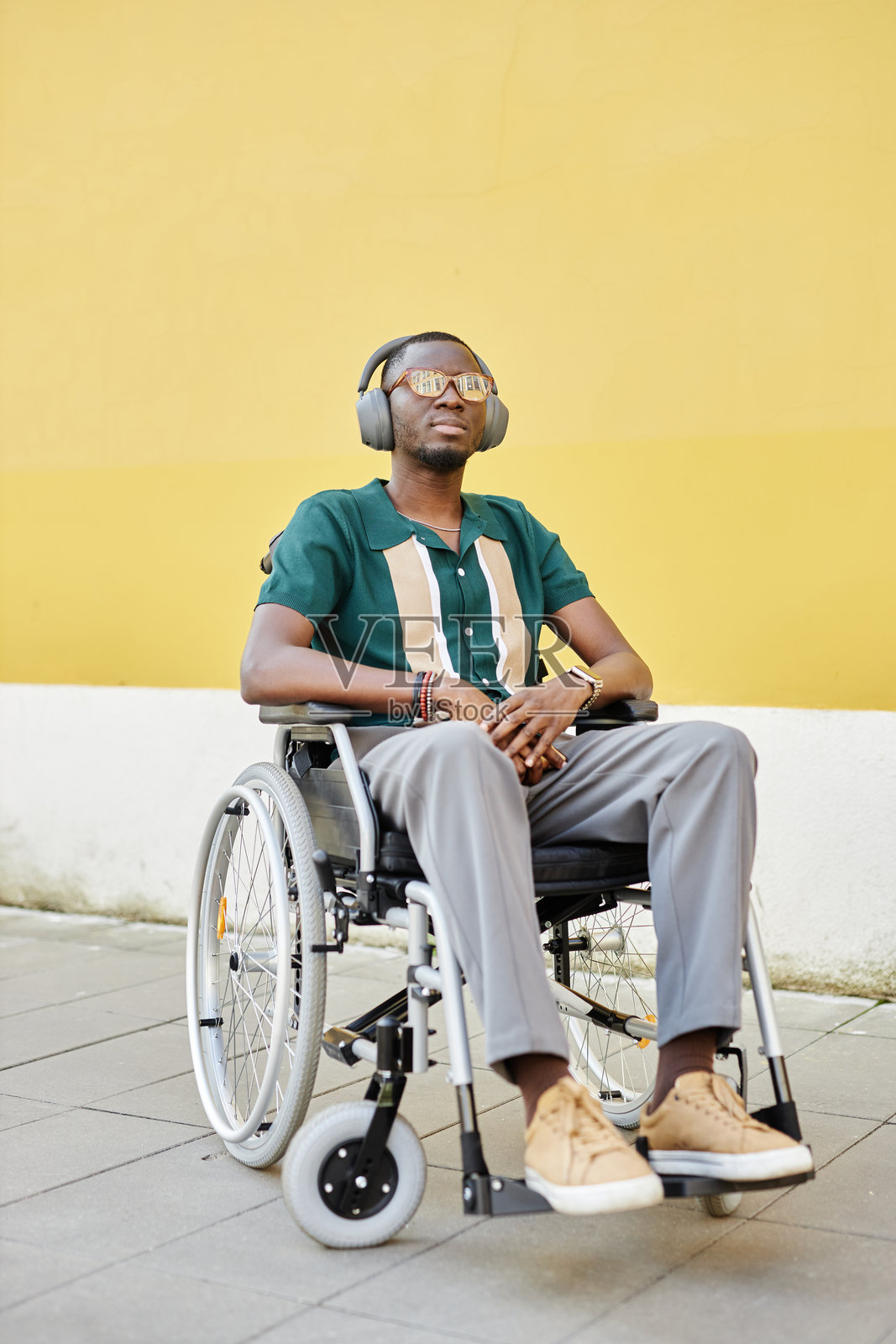 黑人男子坐在轮椅上听音乐照片摄影图片