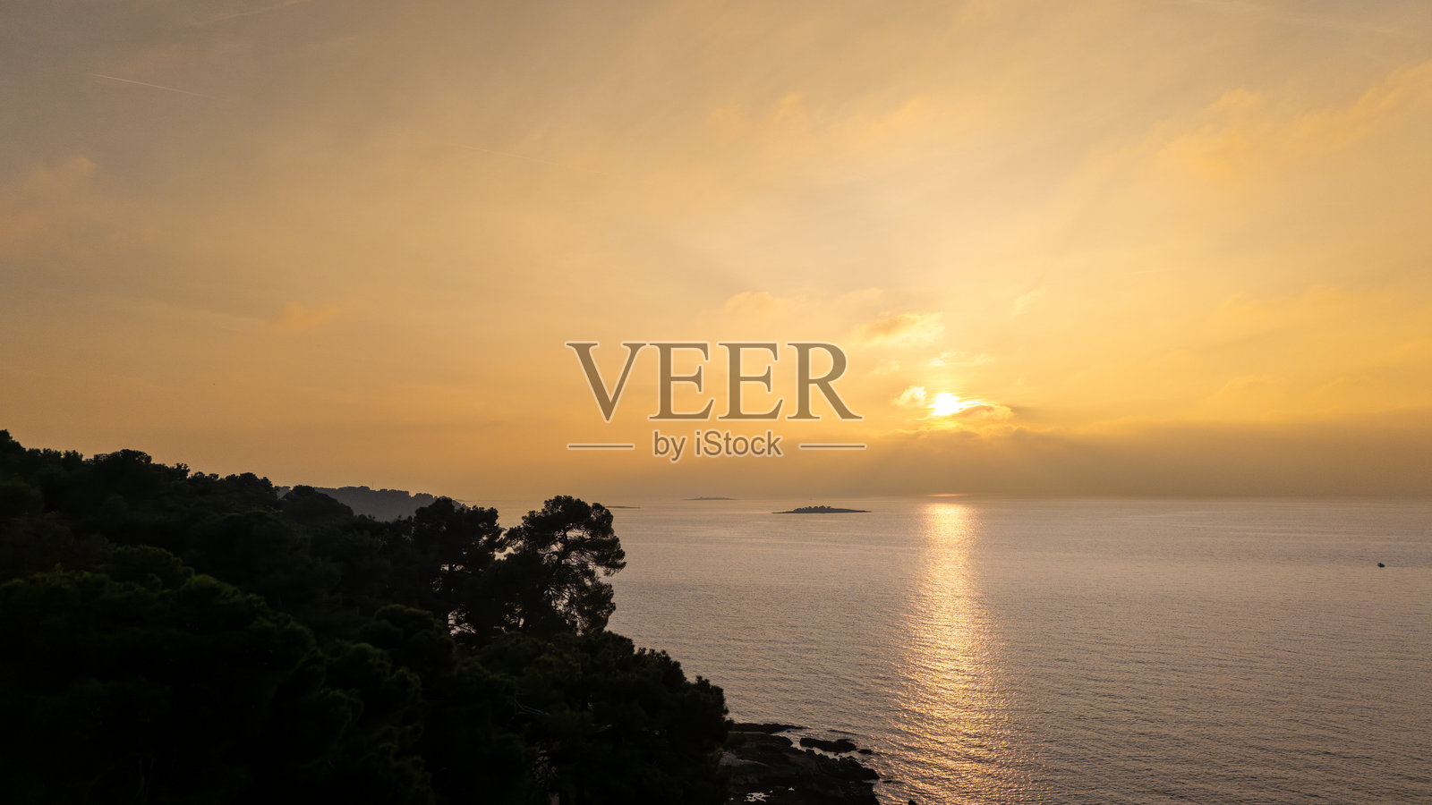 亚得里亚海上金色日落与海岸轮廓照片摄影图片