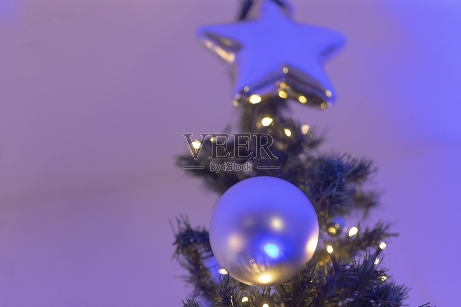 装饰华丽的圣诞树,顶部有星星和球,充满节日气氛照片摄影图片