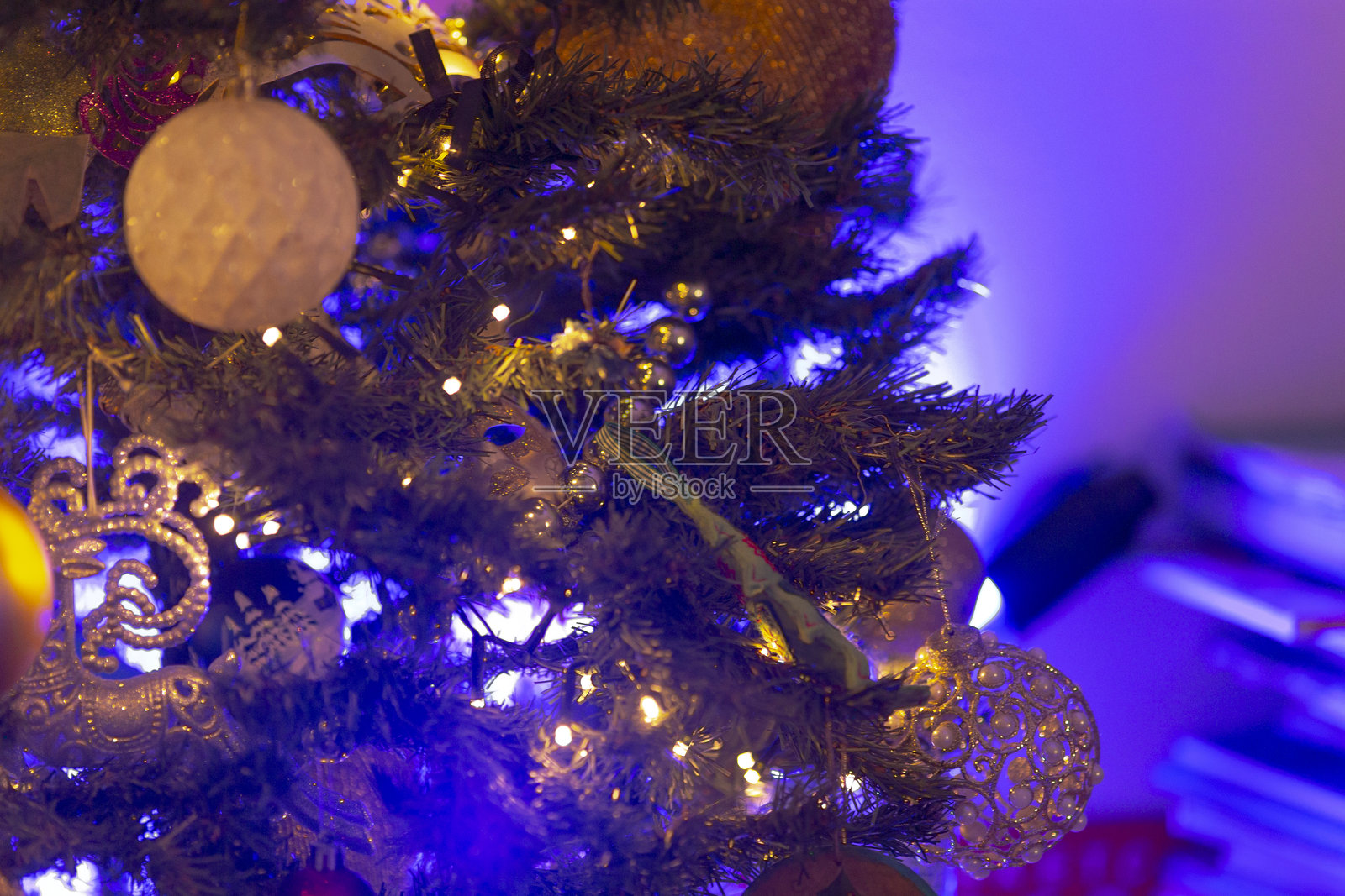 装饰华丽的圣诞树特写,闪烁着蓝色灯光照片摄影图片