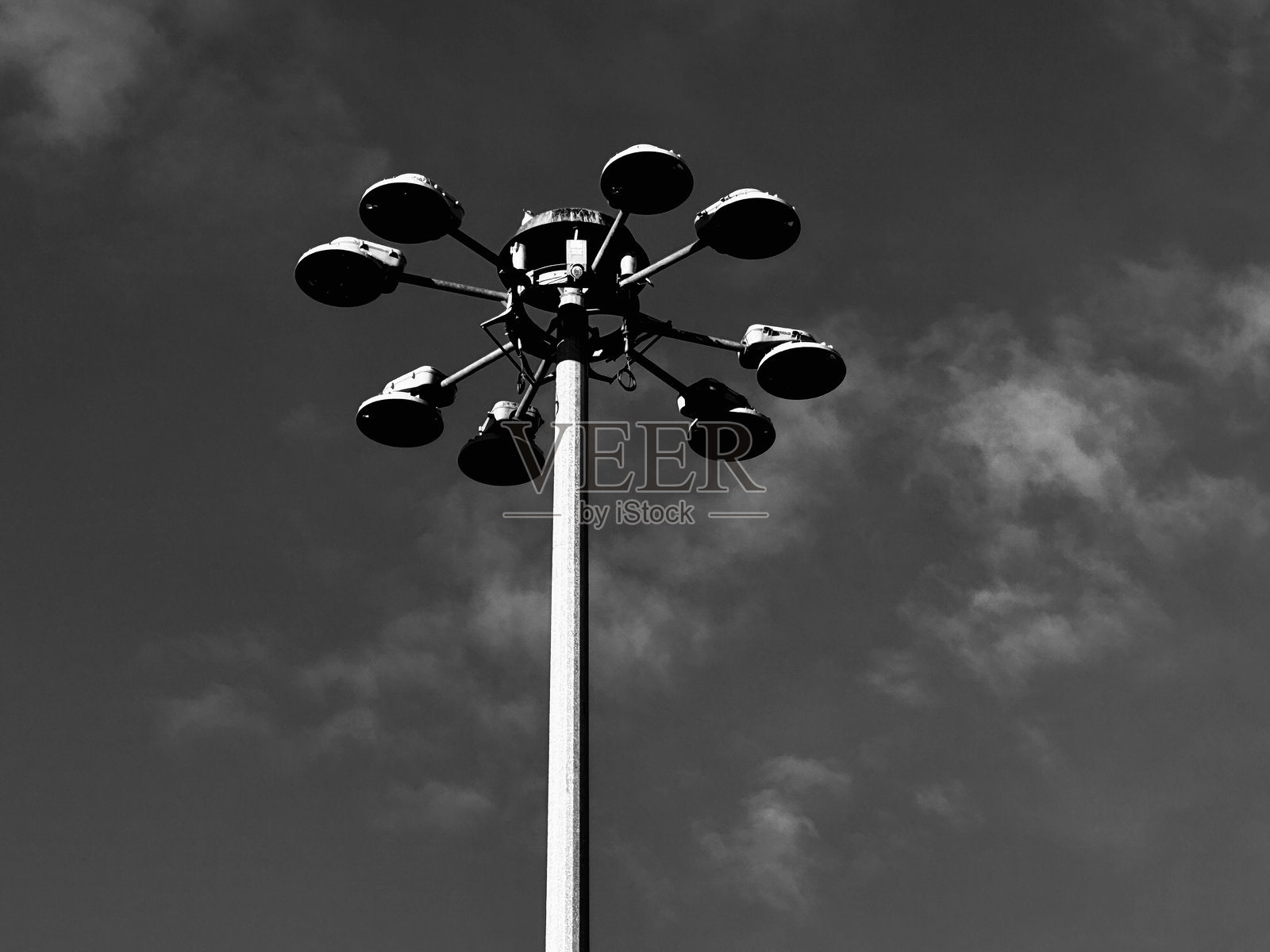 多灯街灯映衬着天空照片摄影图片