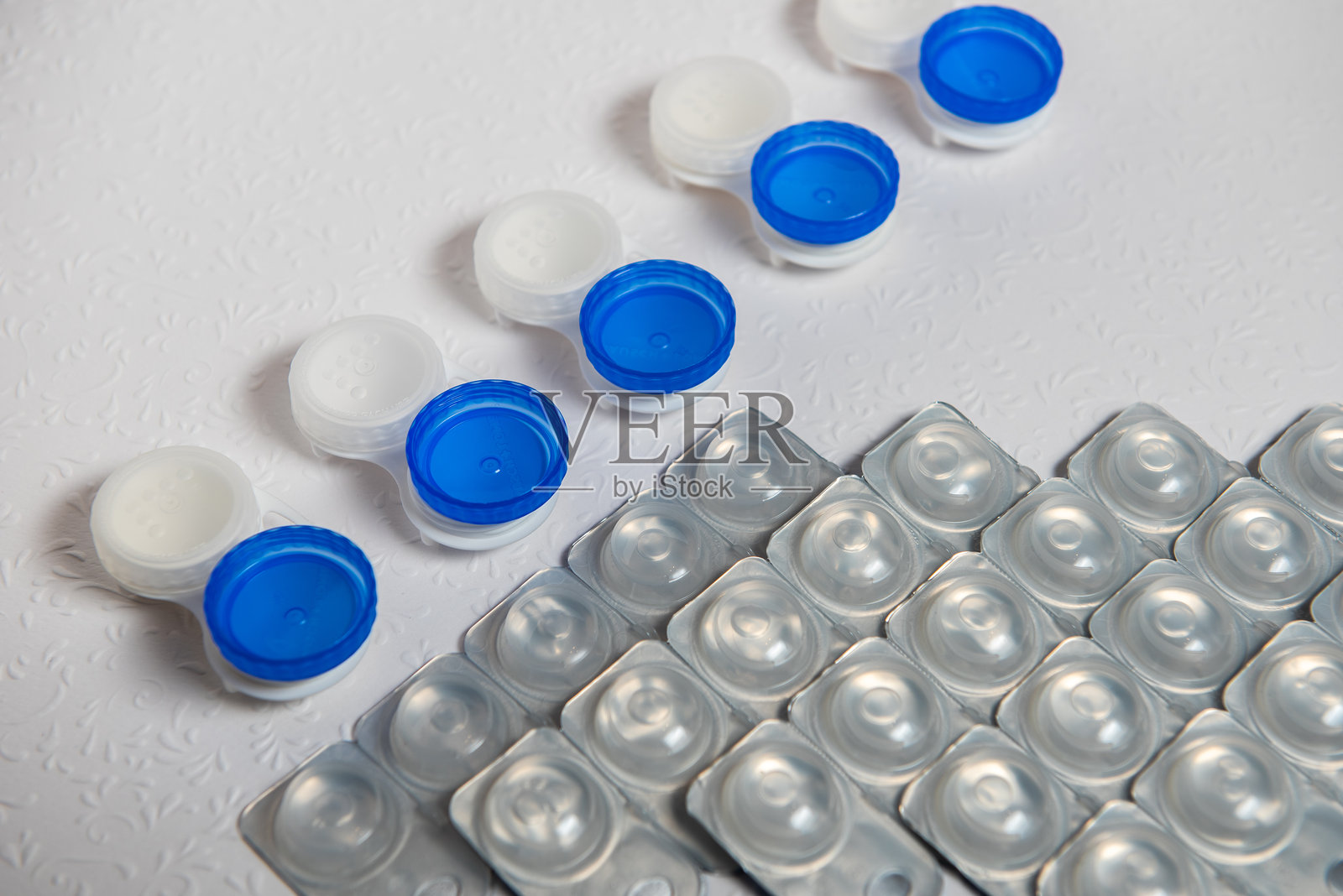 白色背景上的隐形眼镜和镜盒,俯视图照片摄影图片